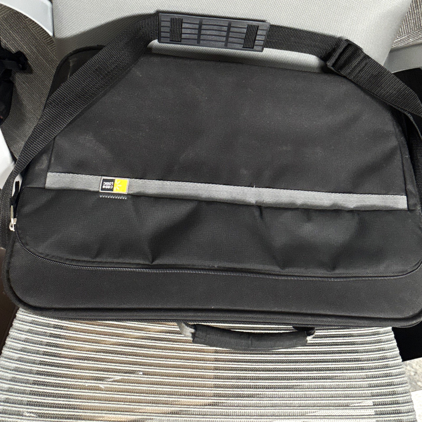 Case Logic 15 in Padded Laptop Shoulder/Messenger Bag Nylon Black/Gray Solid