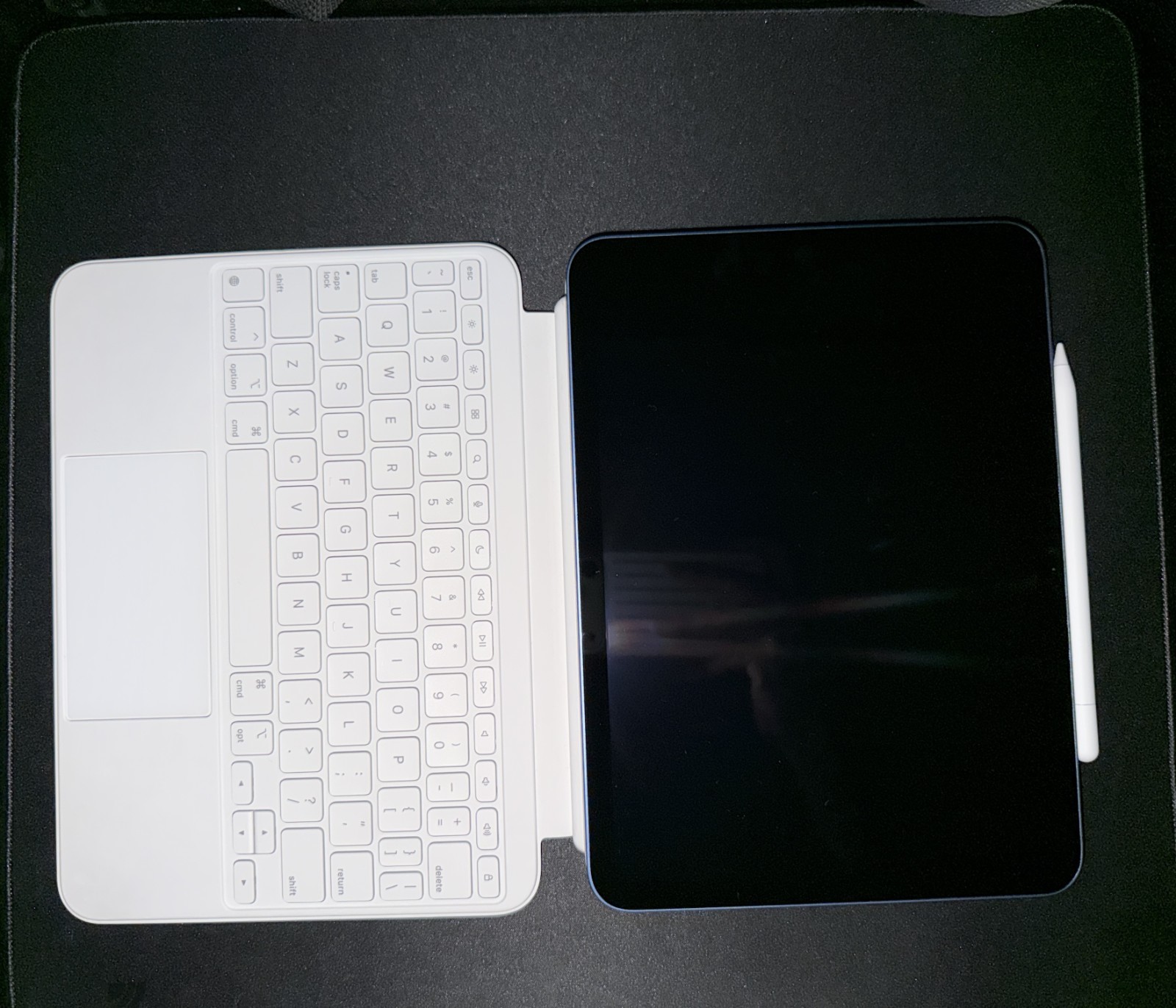 Apple iPad 10 Gen 64GB & Keyboard & Apple Pencil Excellent Condition
