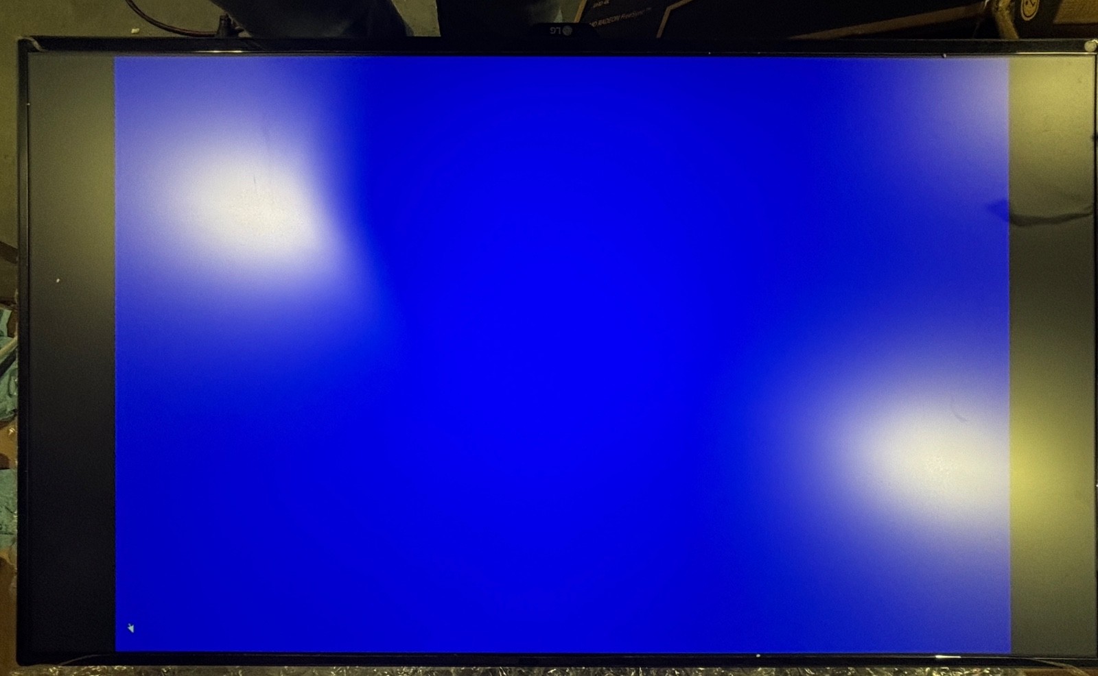 LG UltraFine  42.5" IPS LED Monitor - 43UN700T SCRATCHED (#432)