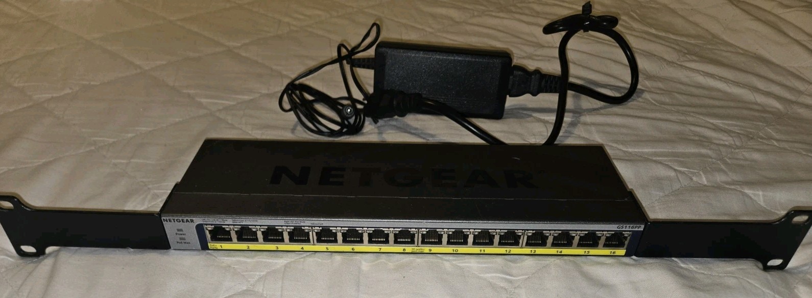 NETGEAR 16-PORT PoE/PoE+GIGABIT UNMANAGED SWITCH MODEL GS116PP RACK EARS/ADAPTER
