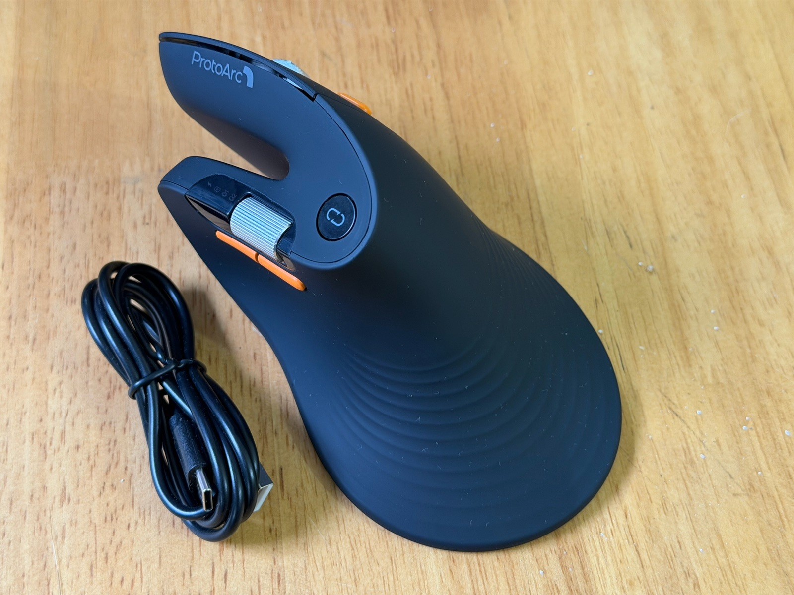 ProtoArc EM11 Pro Wireless Ergonomic Vertical Mouse - Black (3)