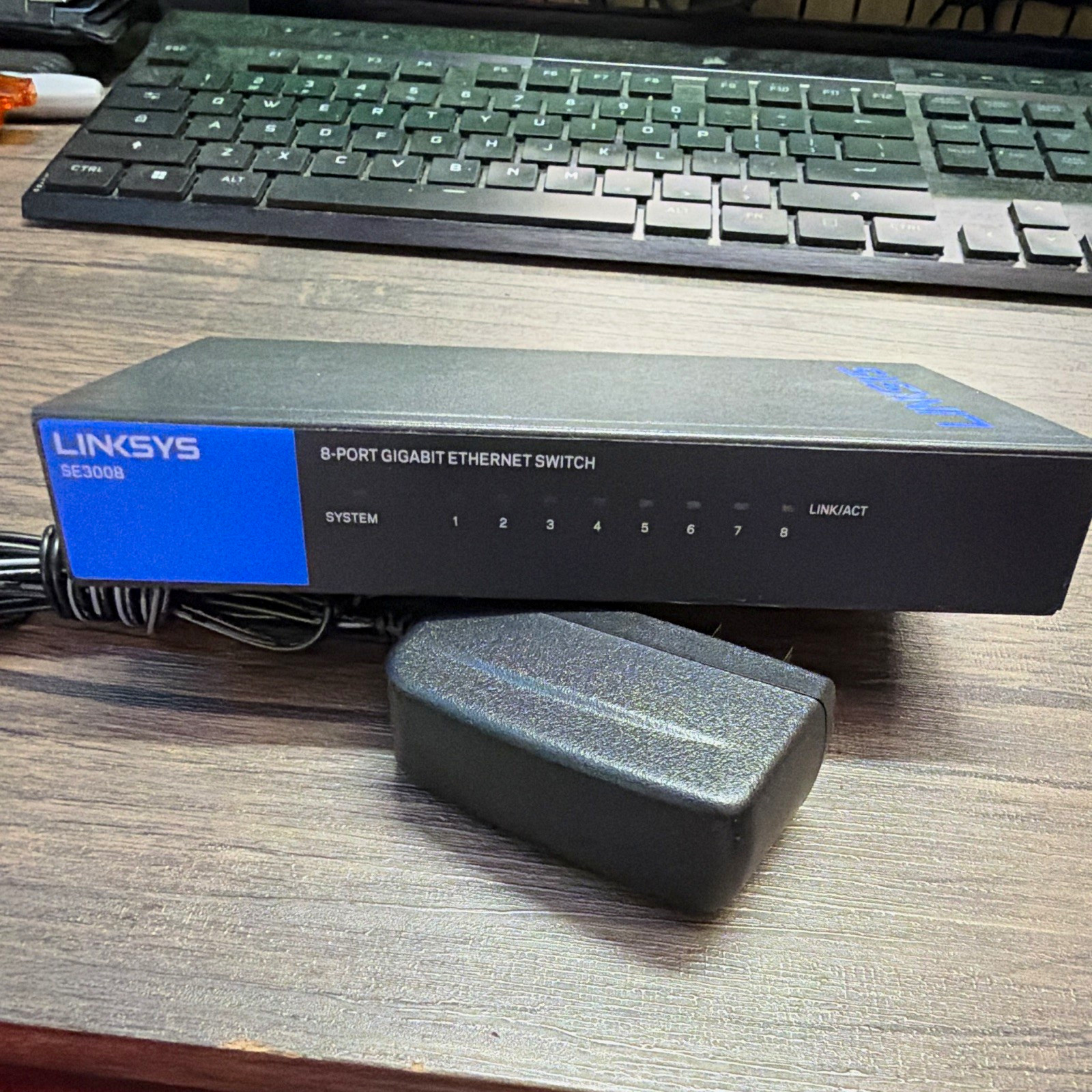 Linksys SE3008 8-Port Gigabit Unmanaged RJ-45 Ethernet Switch w/ Adapter