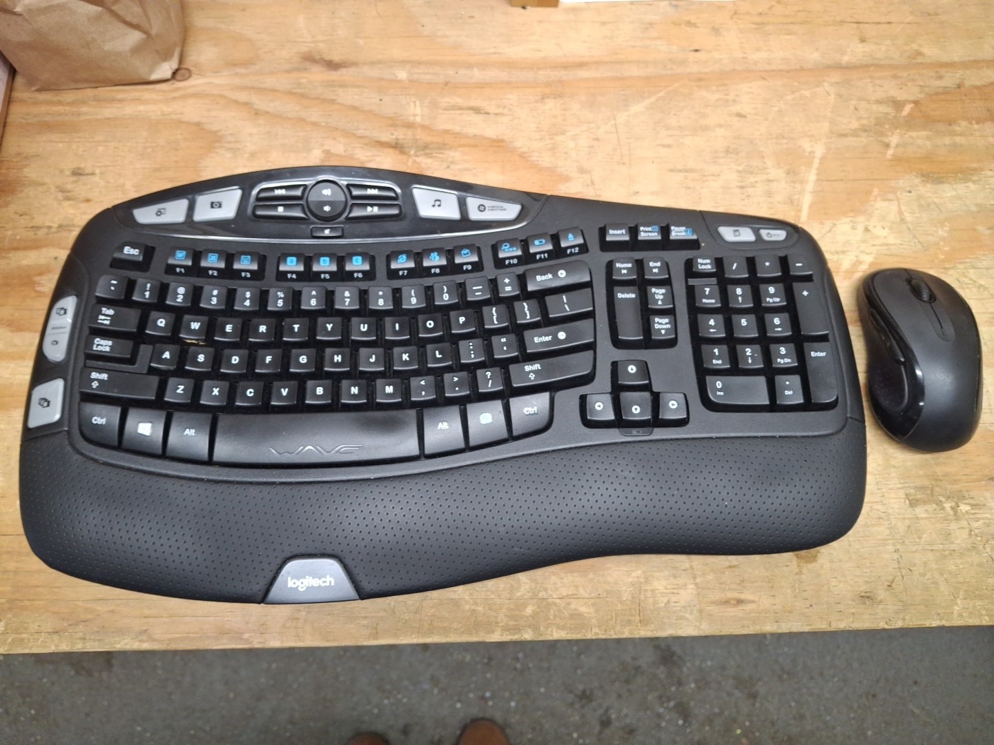 Logitech MK570 (920008001) Wired Keyboard and Mouse Combo