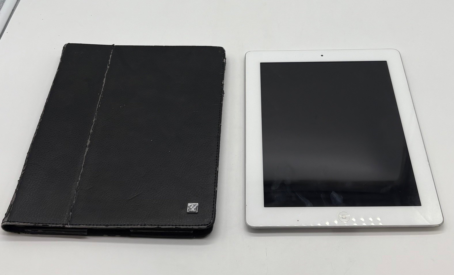 Apple iPad 2nd Gen 16GB WiFi Tablet Model A1395 Silver/White + Case - Used