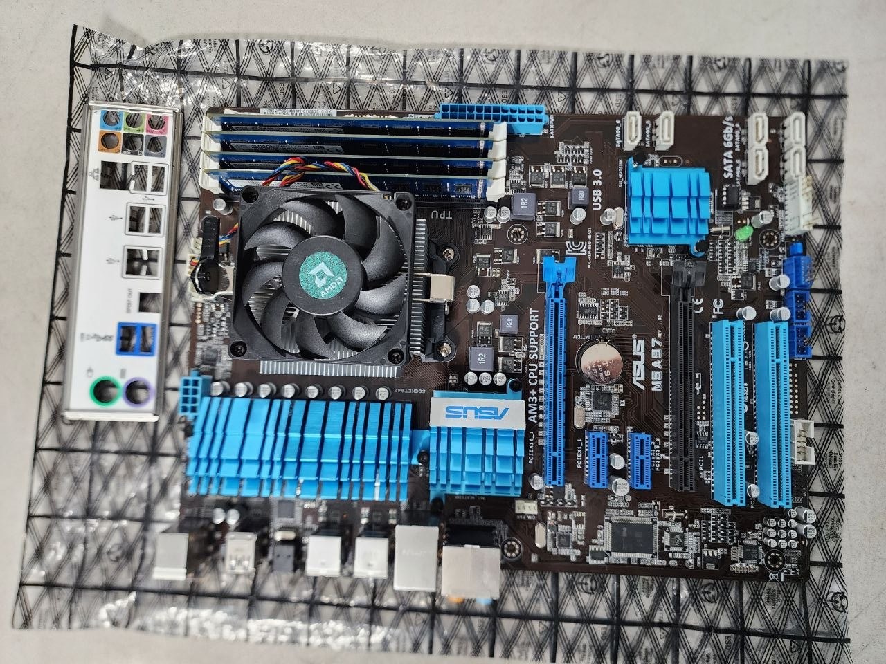 ASUS M5A97 Revision 1.02 + AMD FX4100 CPU 3.6 GHZ + 16GB DDR3 1600 LPV063