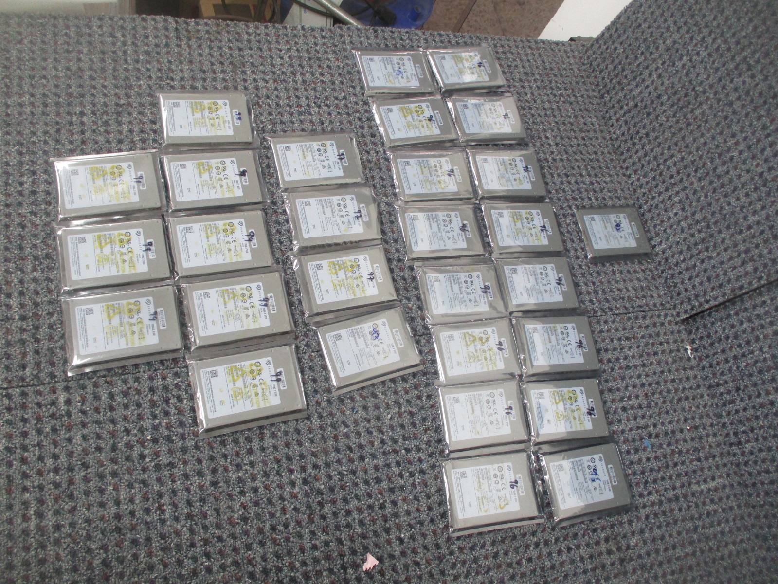 LOT OF 29 Seagate ST960FM0013 1200.2 SSD 960GB SAS 2.5" MLC 12Gb/s Health-92-99%