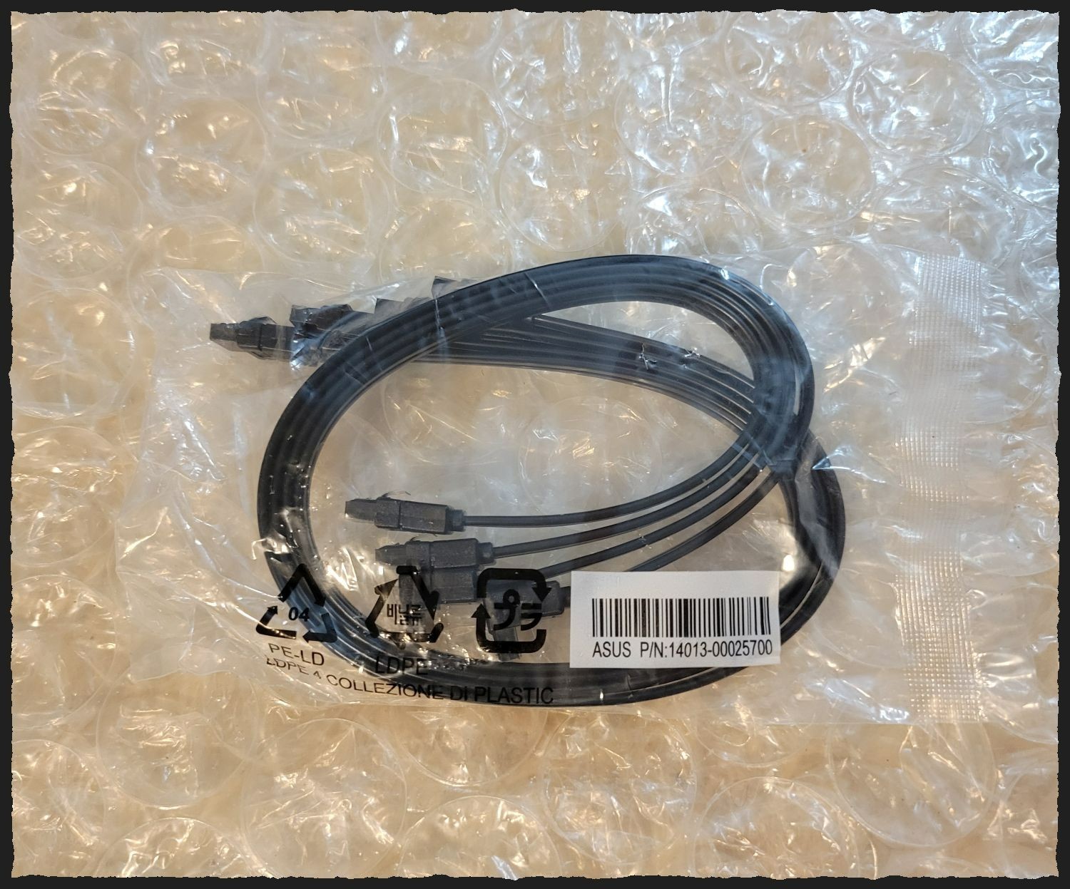 ASUS 4 X SATA Cable Package (P/N: 14013-00025700)