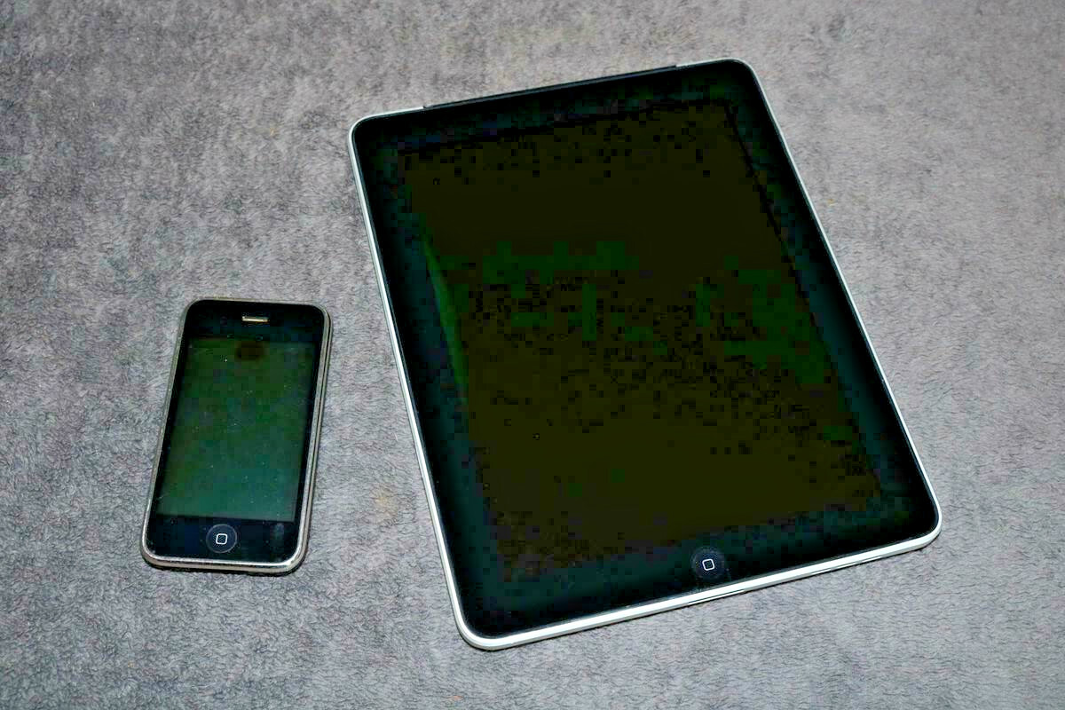 vintage I phone iphone A1241 I pad ipad A1337 for parts or repair YL