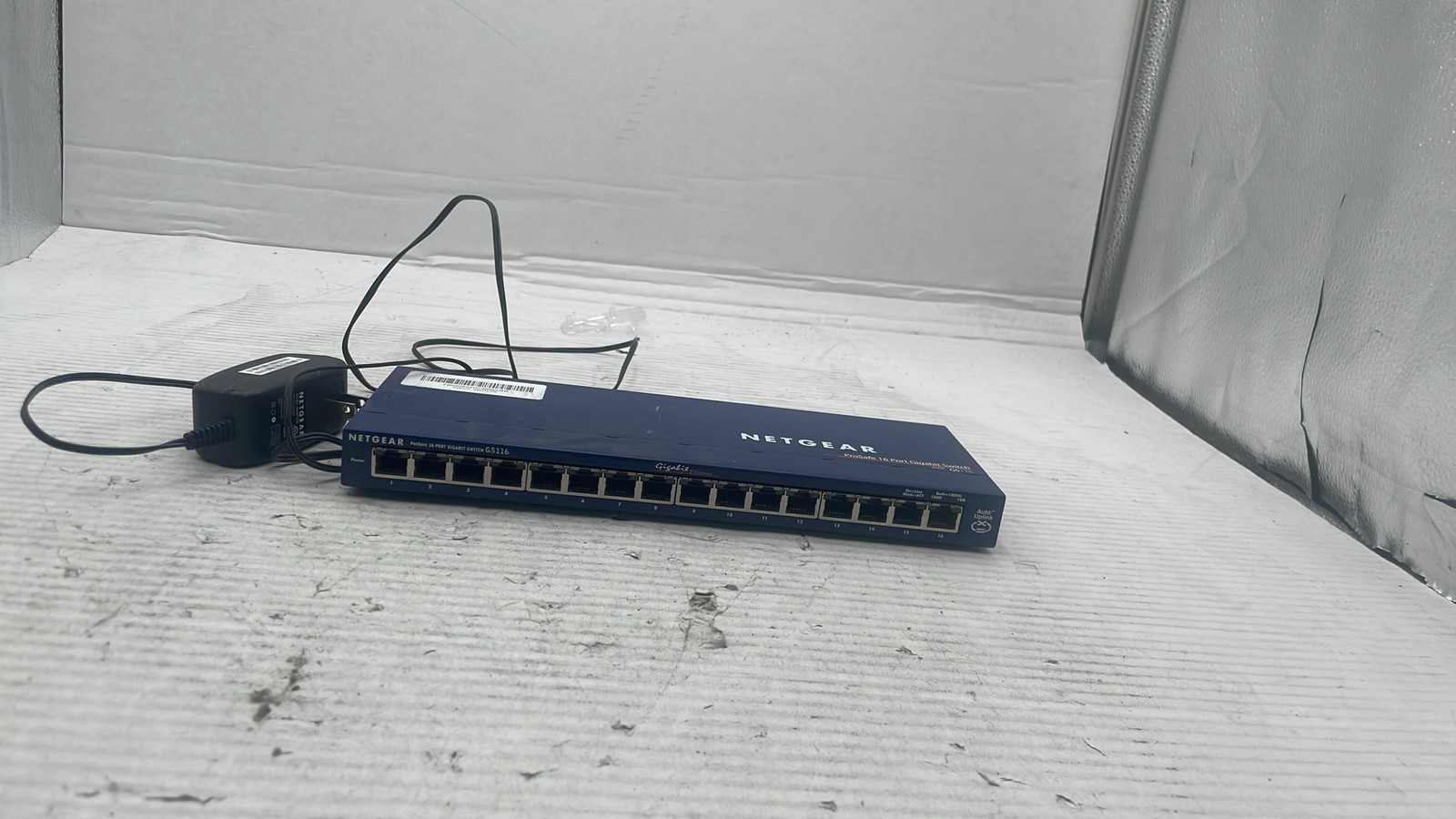 NETGEAR ProSafe GS116 V2 16-Port Gigabit Ethernet Switch with Adapter