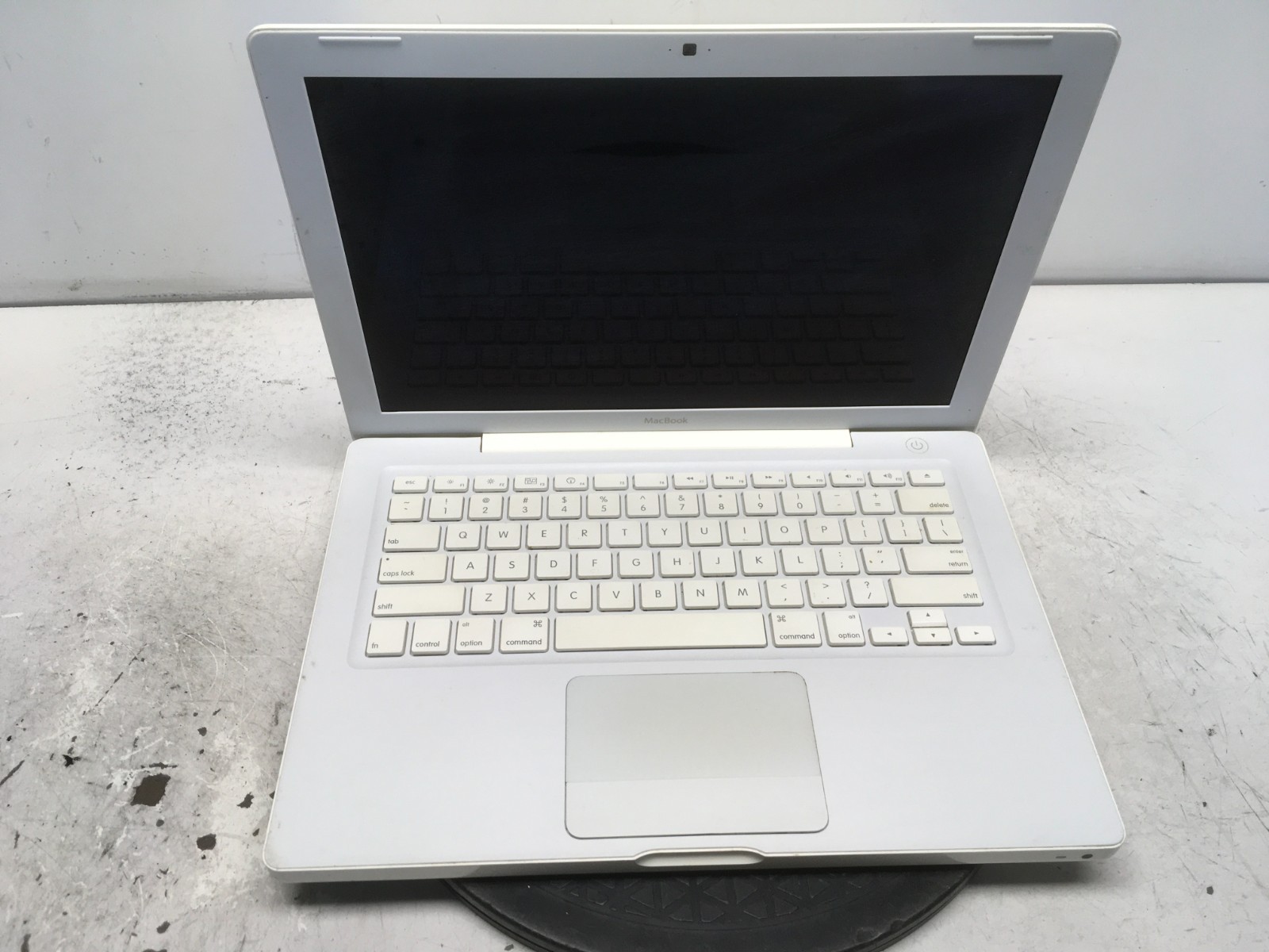 Apple MacBook A1181 Intel Core 2 Duo P7450 2.13GHz 4 GB NO HDD No Batt