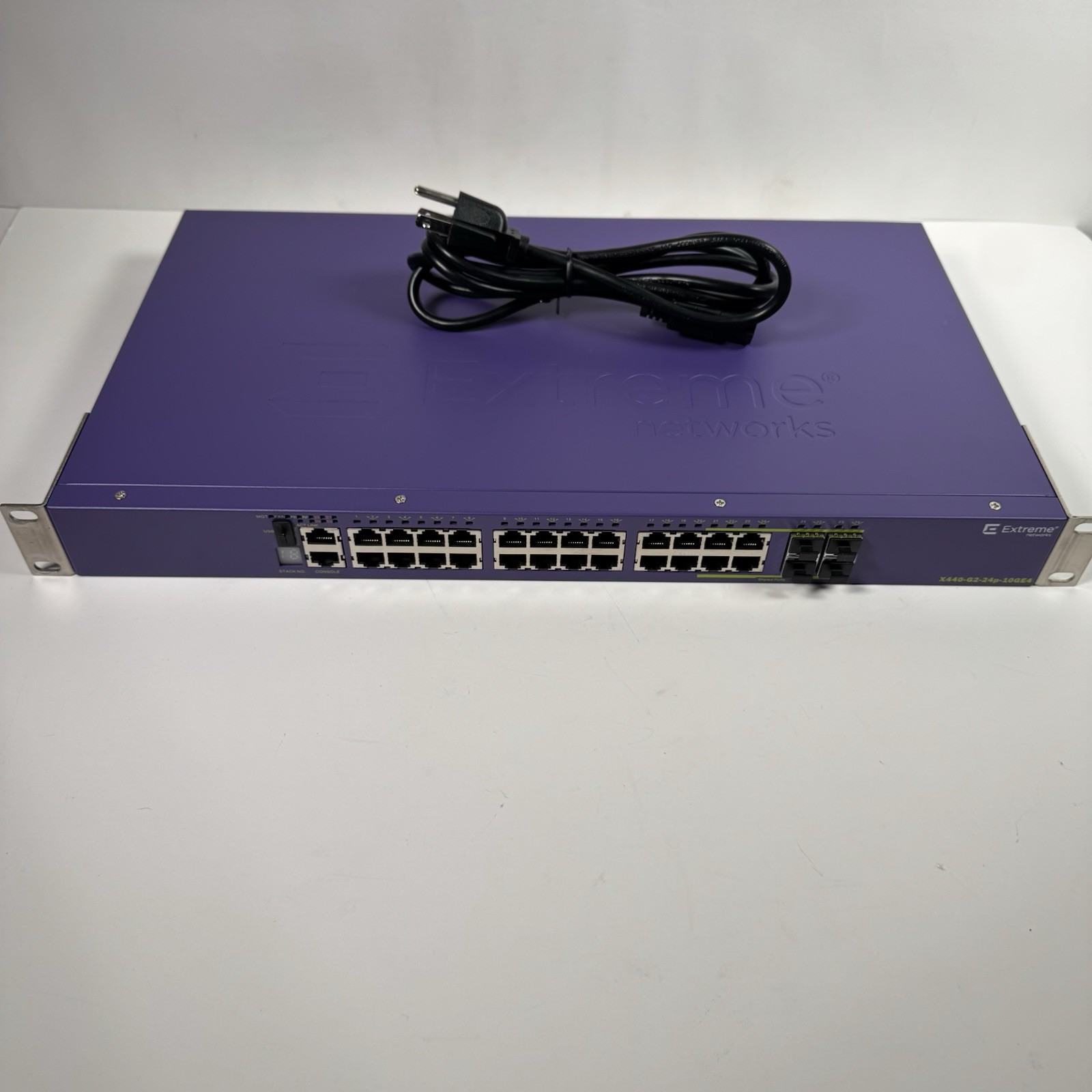 Extreme Networks X440-G2-24P-10GE4 24-Port PoE+ Managed Switch Powers On