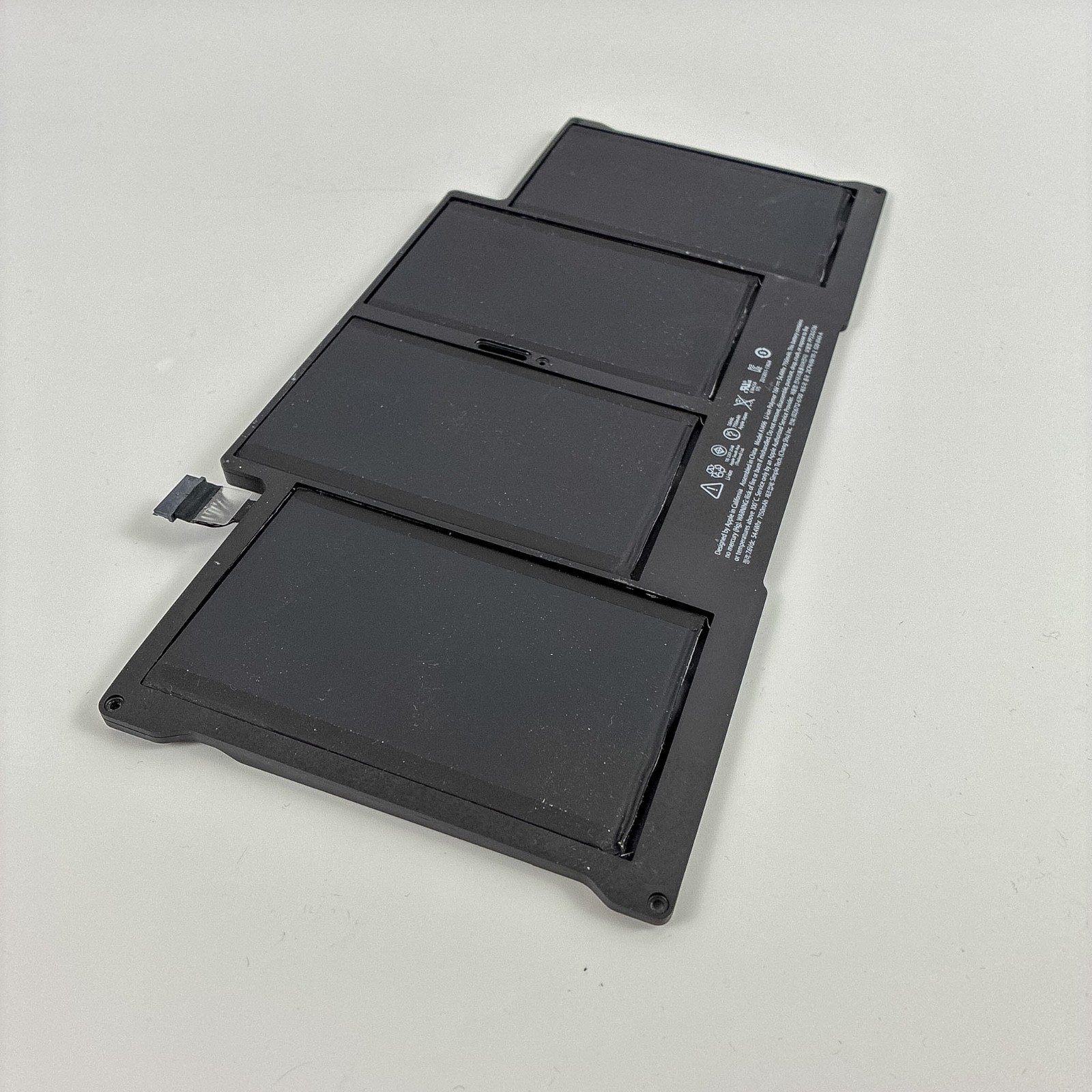 Genuine Apple Macbook Air 13" A1496 Battery, old and used but still functions