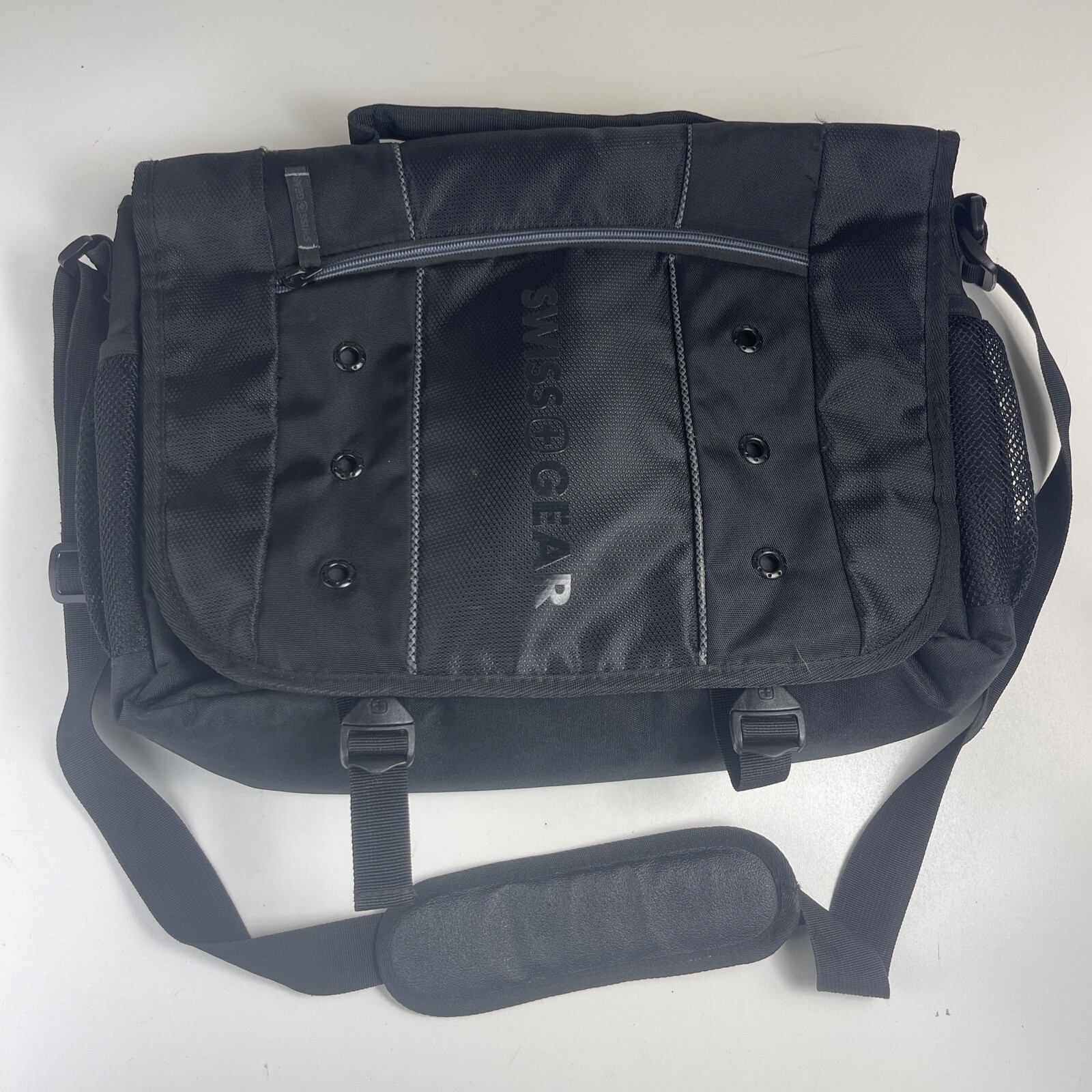 Wenger Swiss Gear Black Messenger Bag Jett Padded Computer Notebook Briefcase