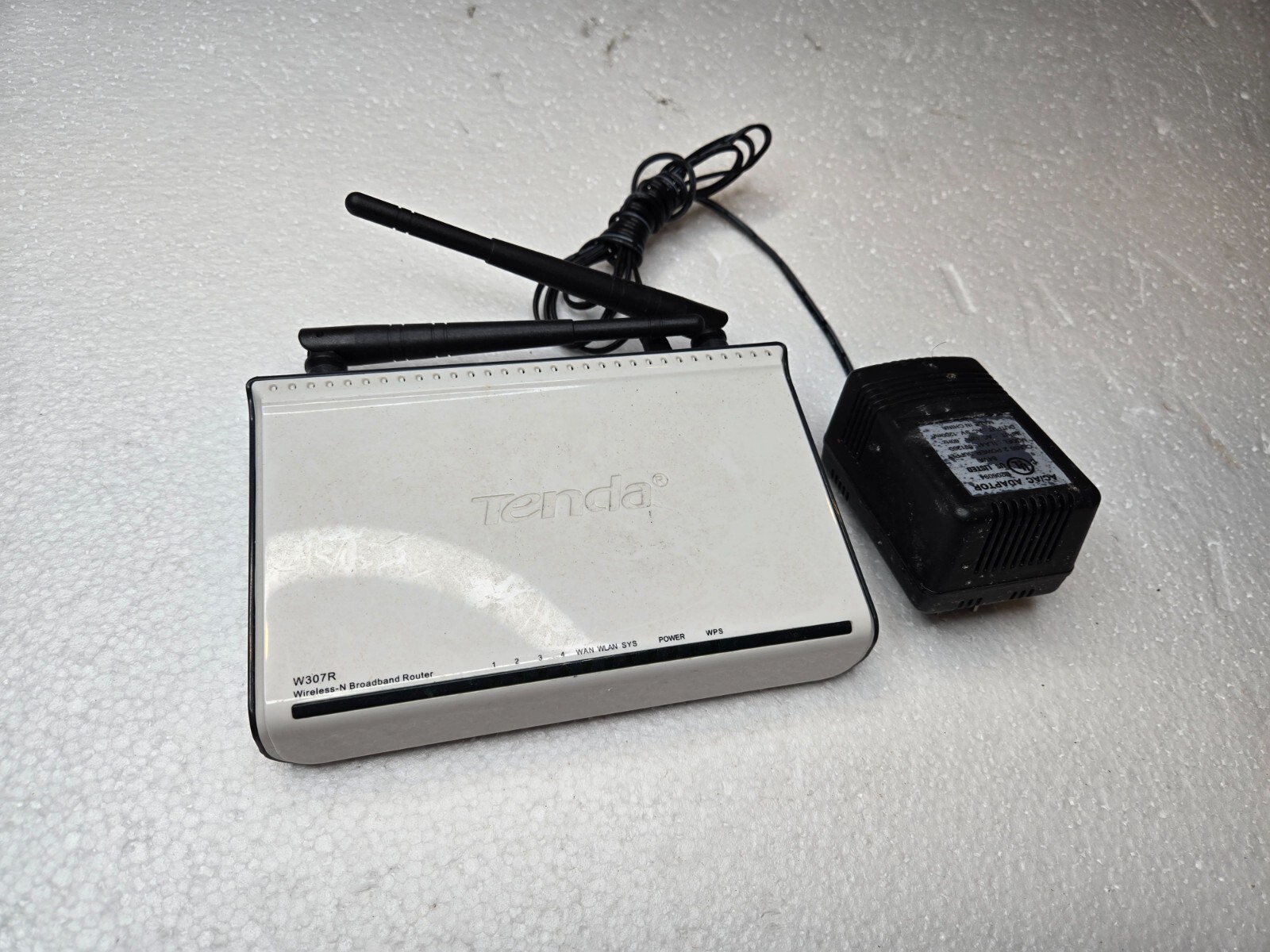 Tenda W307R 300 Mbps 4-Port 10/100 Wireless N Router W/ Power cord