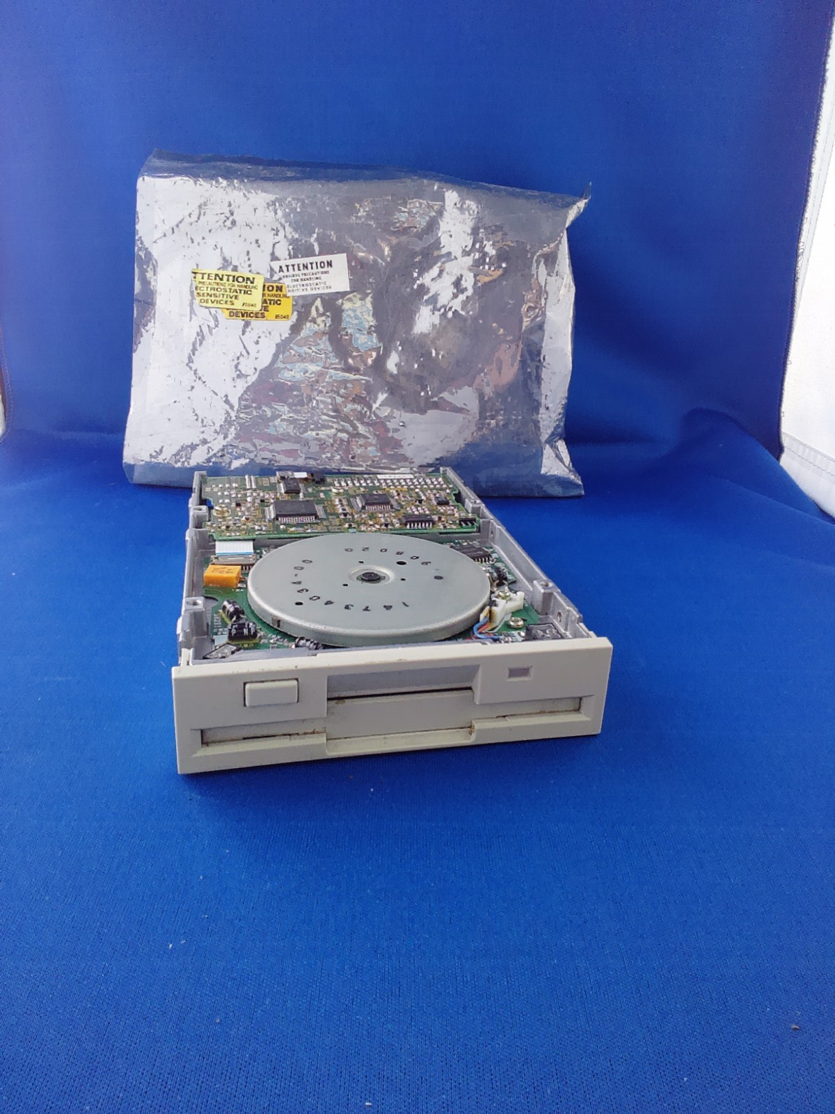 Vintage TEAC FD-235HF 3.5in Internal SCSI Floppy Drive, Beige, PC Compatible