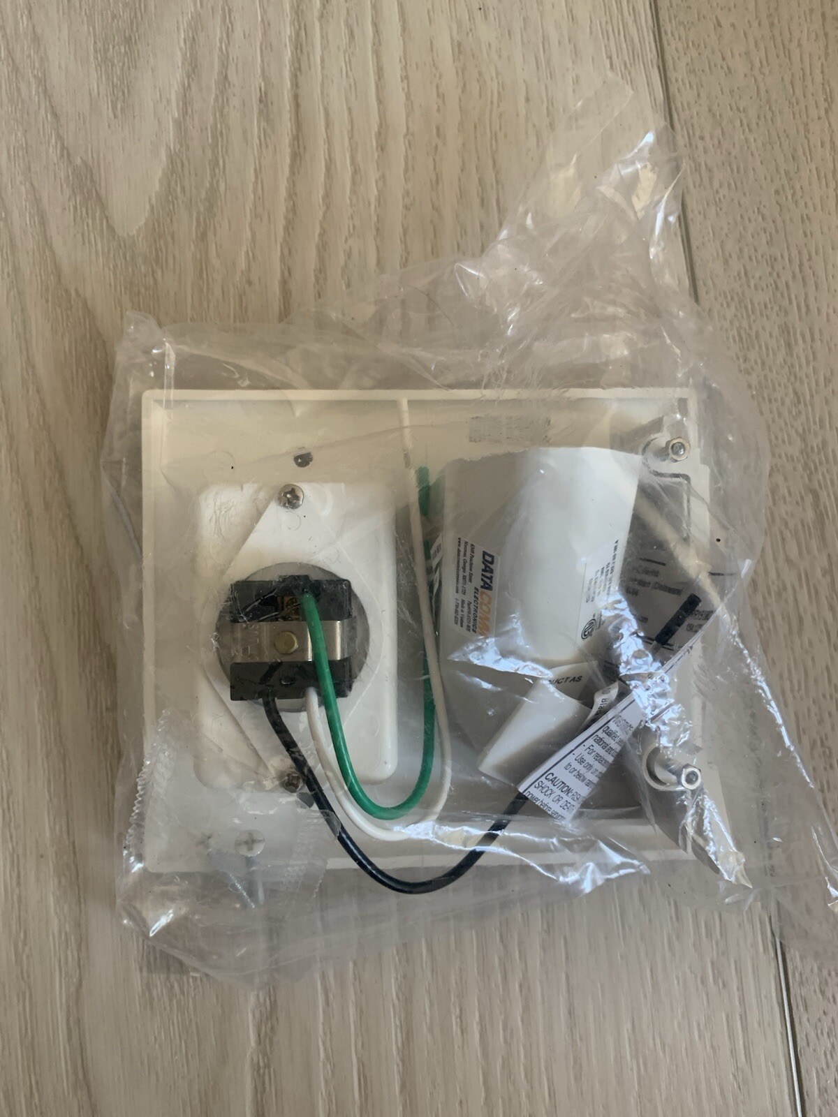 DataComm Electronics Flat Panel TV Cable Organizer Kit White 50-3323-WH SEALED