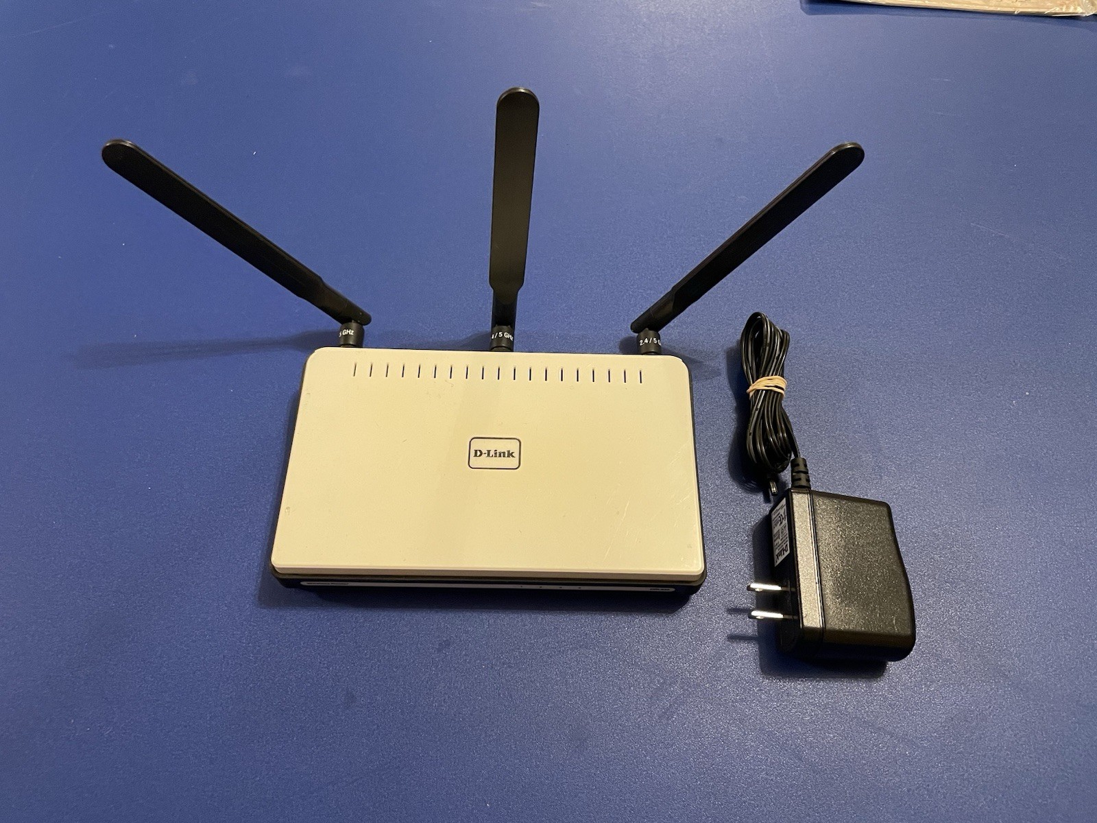D-Link DIR-655 300 Mbps 4-Port Gigabit Wireless N Router w/ Adapter FREE S/H