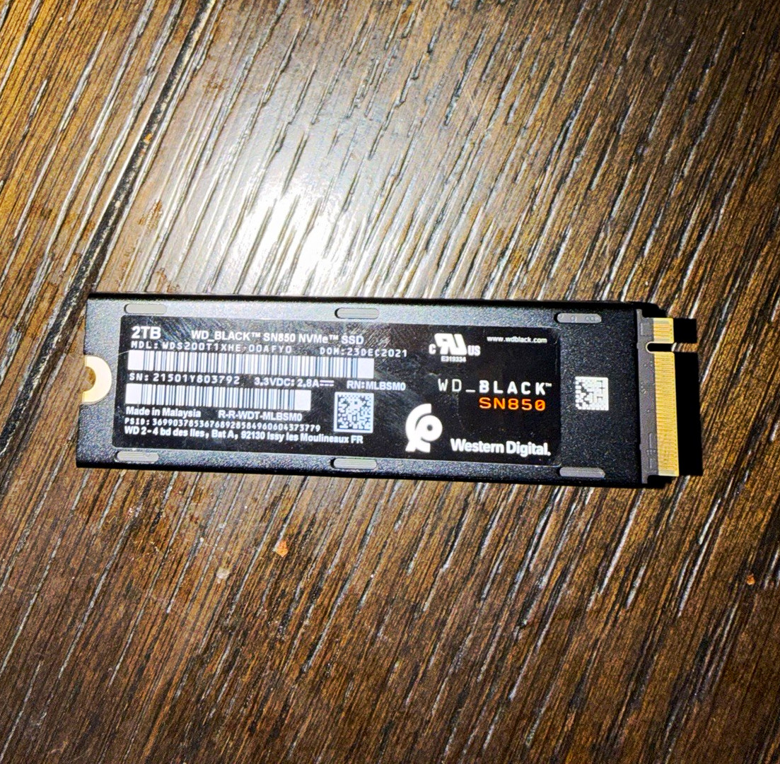 Western Digital WD_BLACK SN850 2TB NVMe M.2 2280 Internal SSD Heatsink