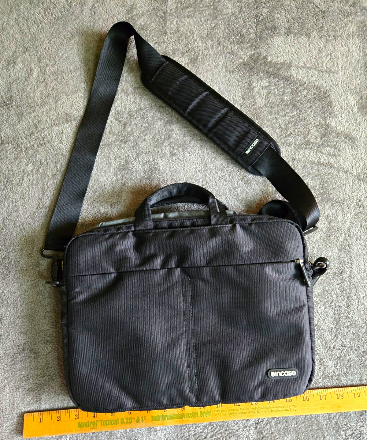 Incase Black Padded Shoulder/Messenger Laptop Bag 15 in Universal