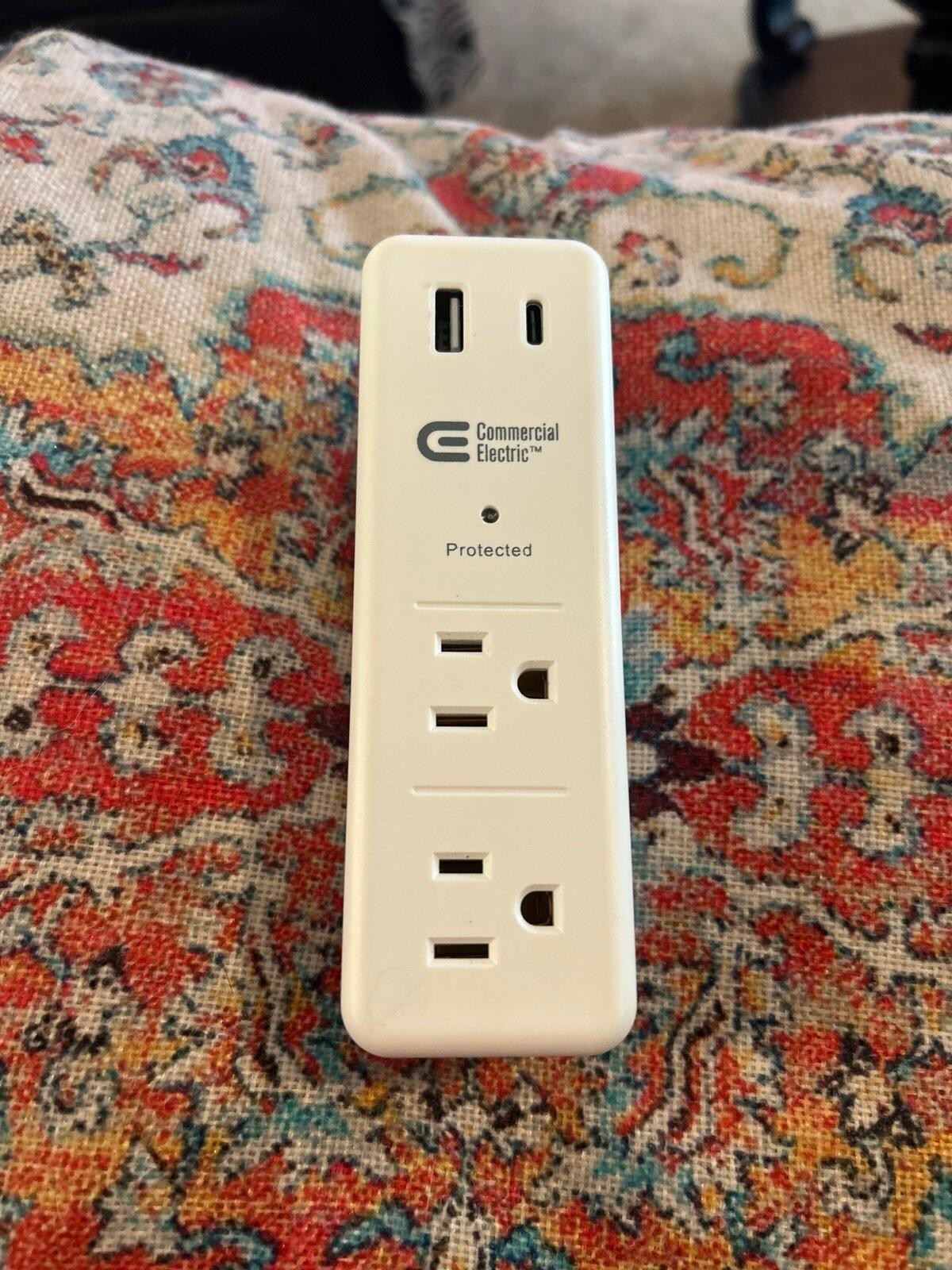 A65 Commercial Electric Swivel Wall Mount Surge Protector White 6-Outlet YLCT-62