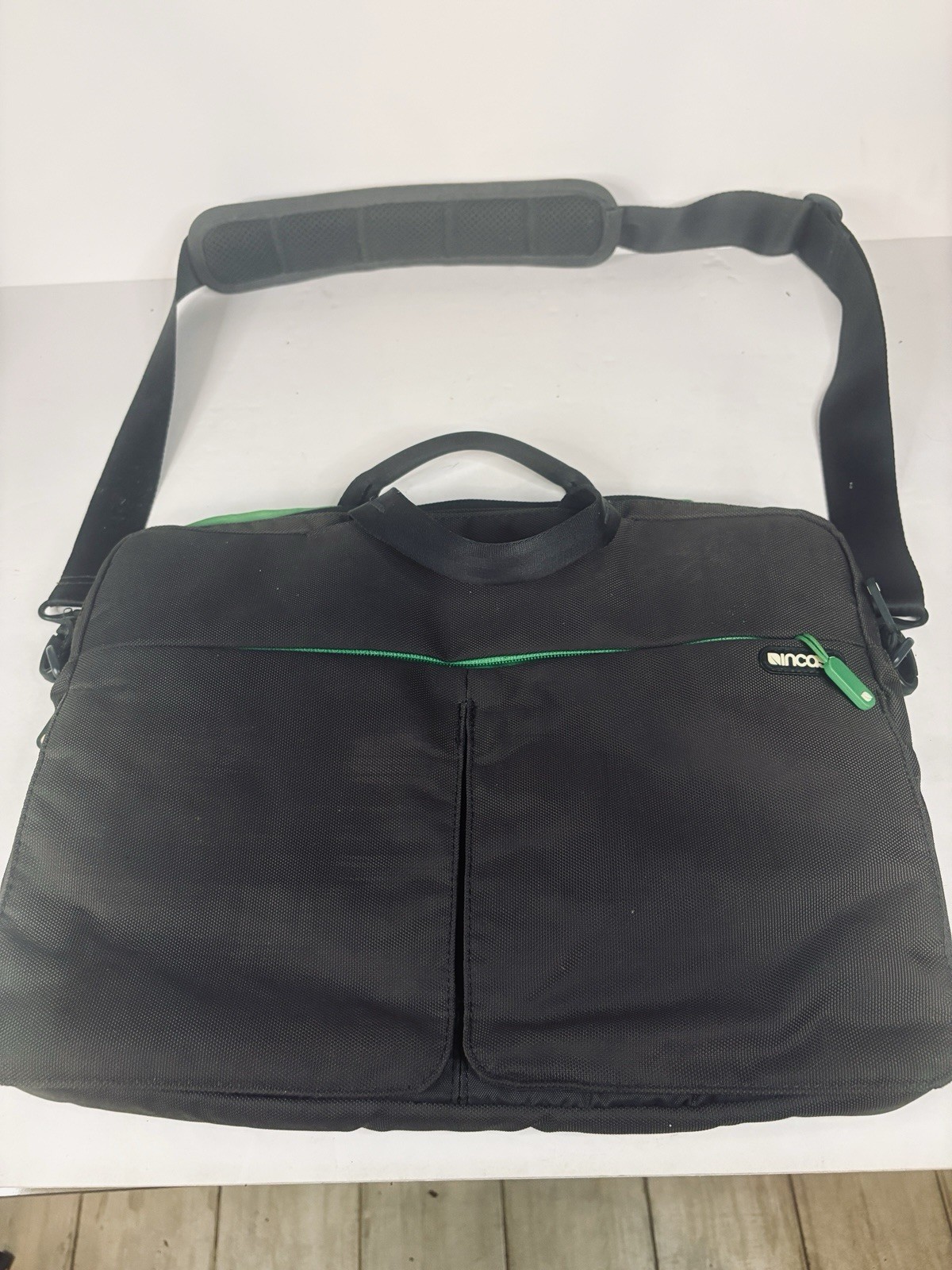 Incase 15” Laptop Messenger Bag Black Green Padded MacBook Carrying Case