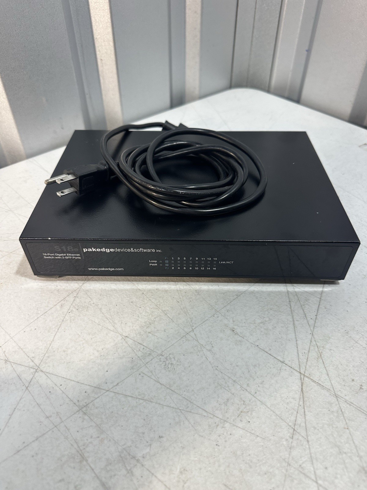Pakedge S18e 16-Port Gigabit Ethernet Network Switch 2 SFP Ports w/ Power Cord