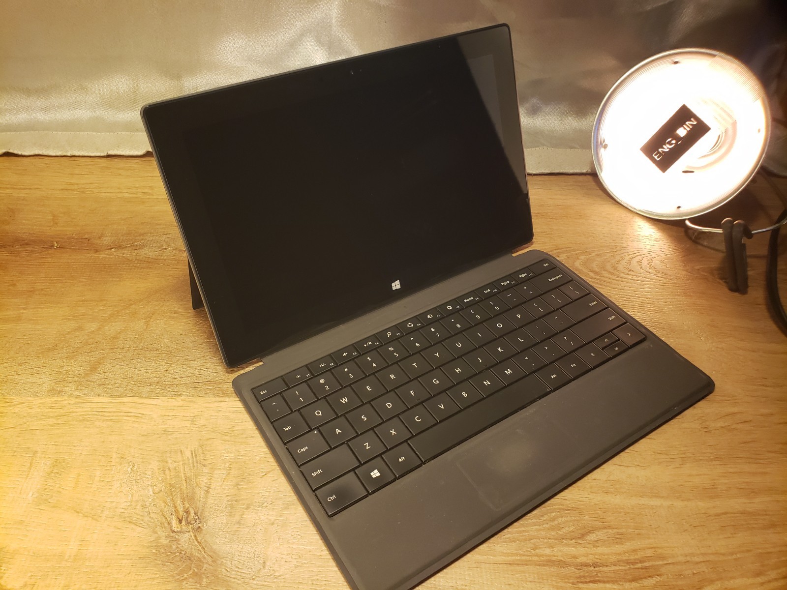 [010CCS] Microsoft Surface 32GB -- 1516 -- DECENT CONDITION