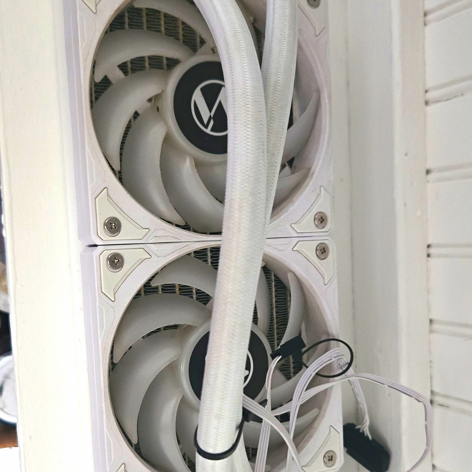 Lian Li Liquid CPU Cooler AIO White w/ Radiator Pump/Block & Dual Fans