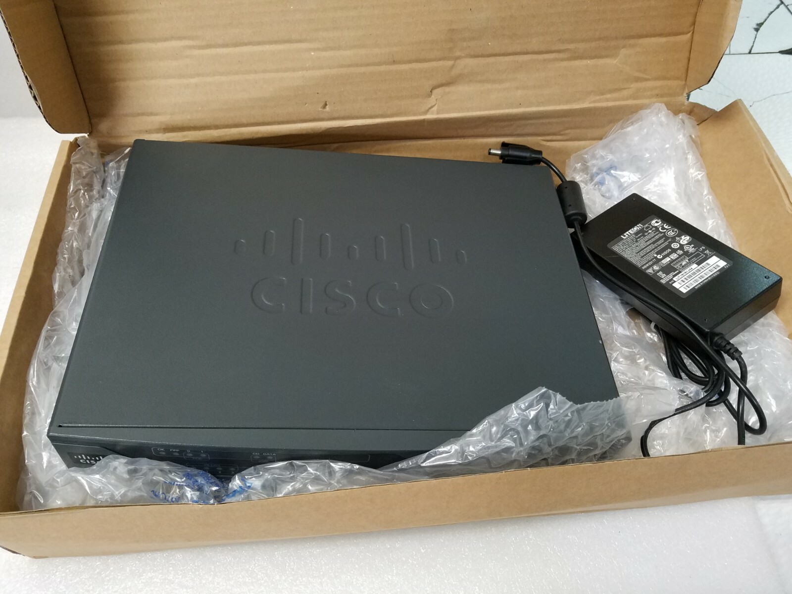 Cisco C887 C887VAM-K9 V01 Advanced IP Services Router