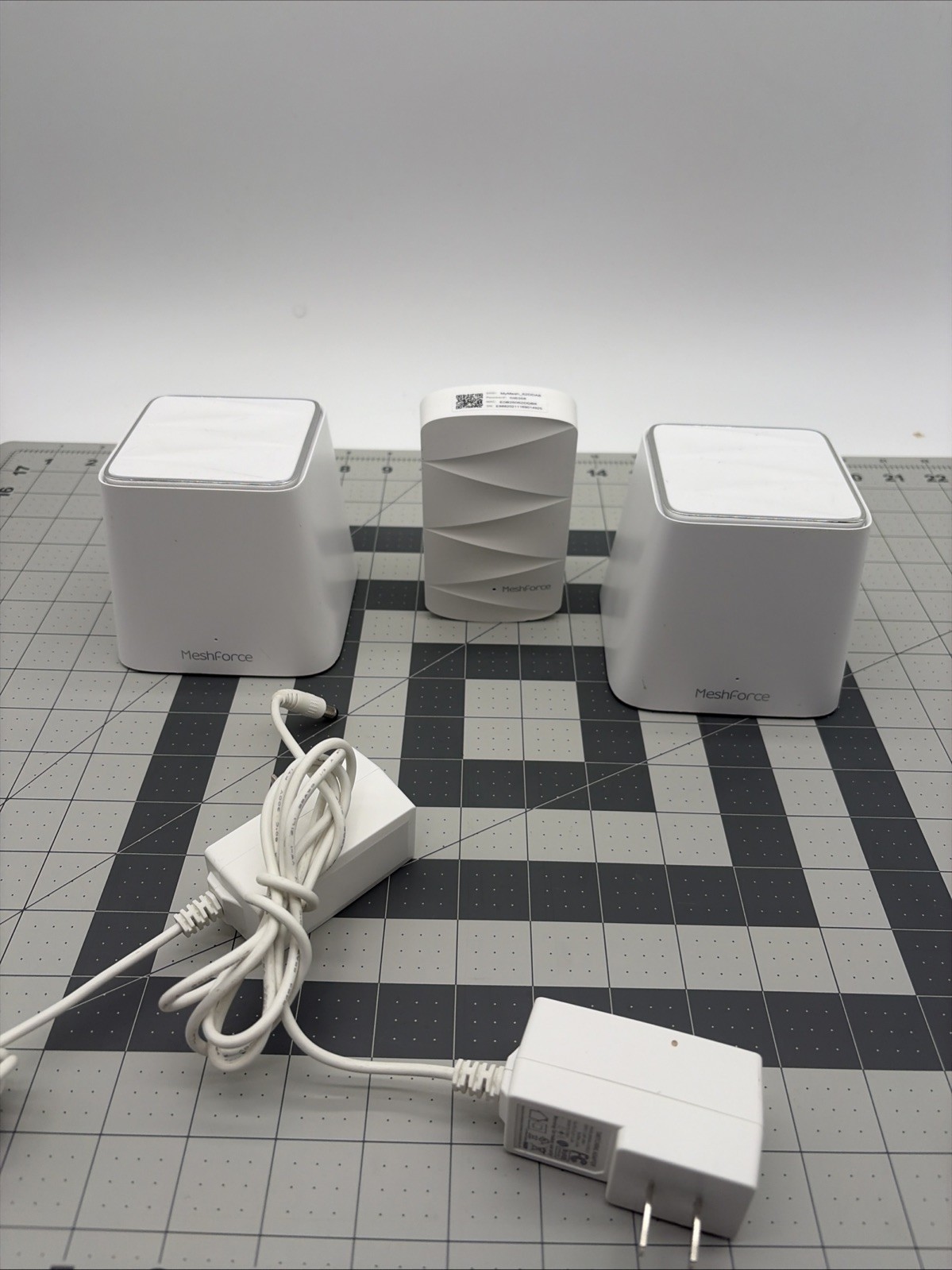 3 lot Meshforce Whole Home Mesh Wifi System 2 x M3 and (1) M3 Dots - White