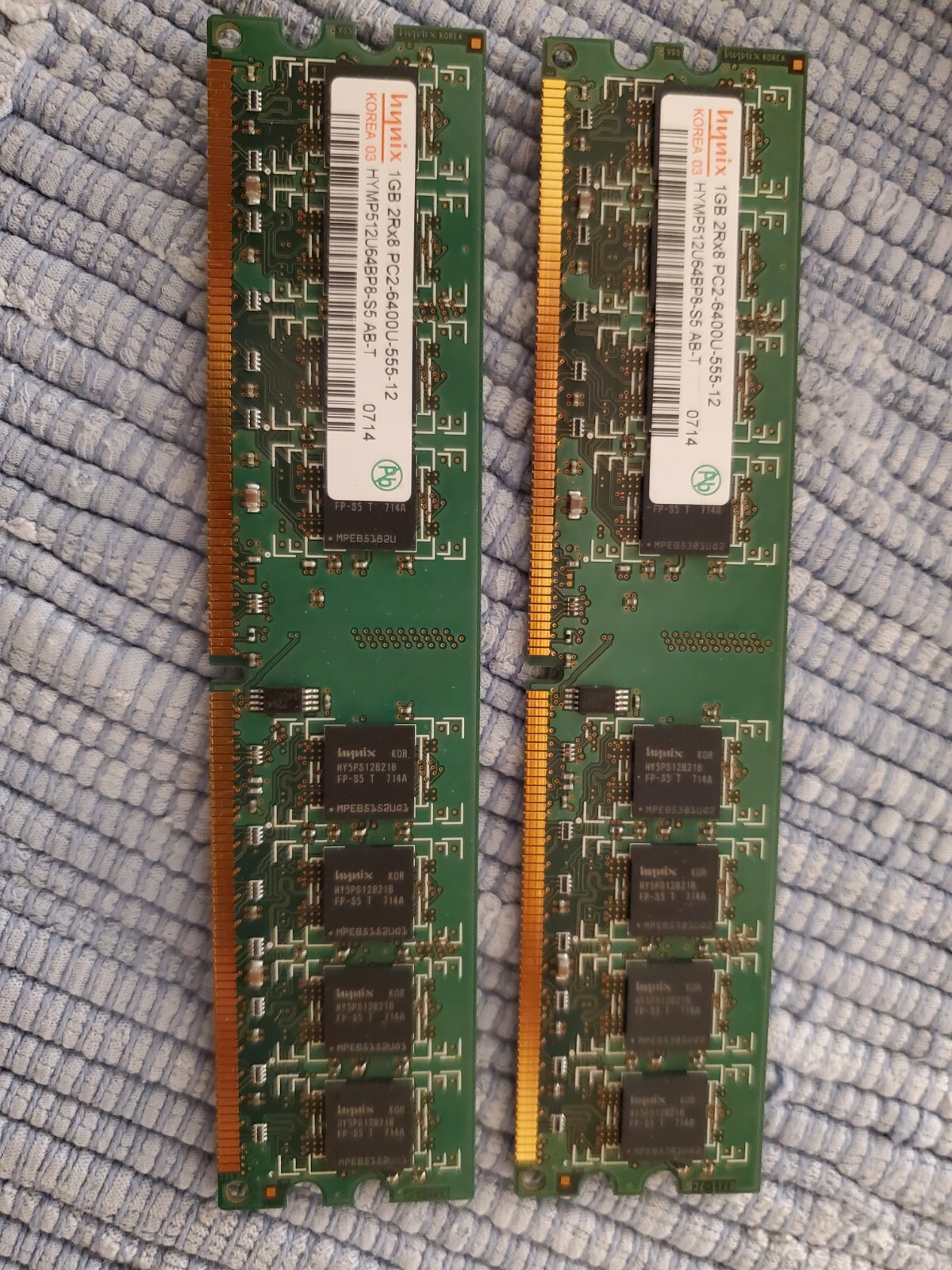 One Hynix 1GB 2Rx8 PC2-6400U-555-12 Korea 05 HYMP512U64BP8-S5- AB-T - 1 pair 