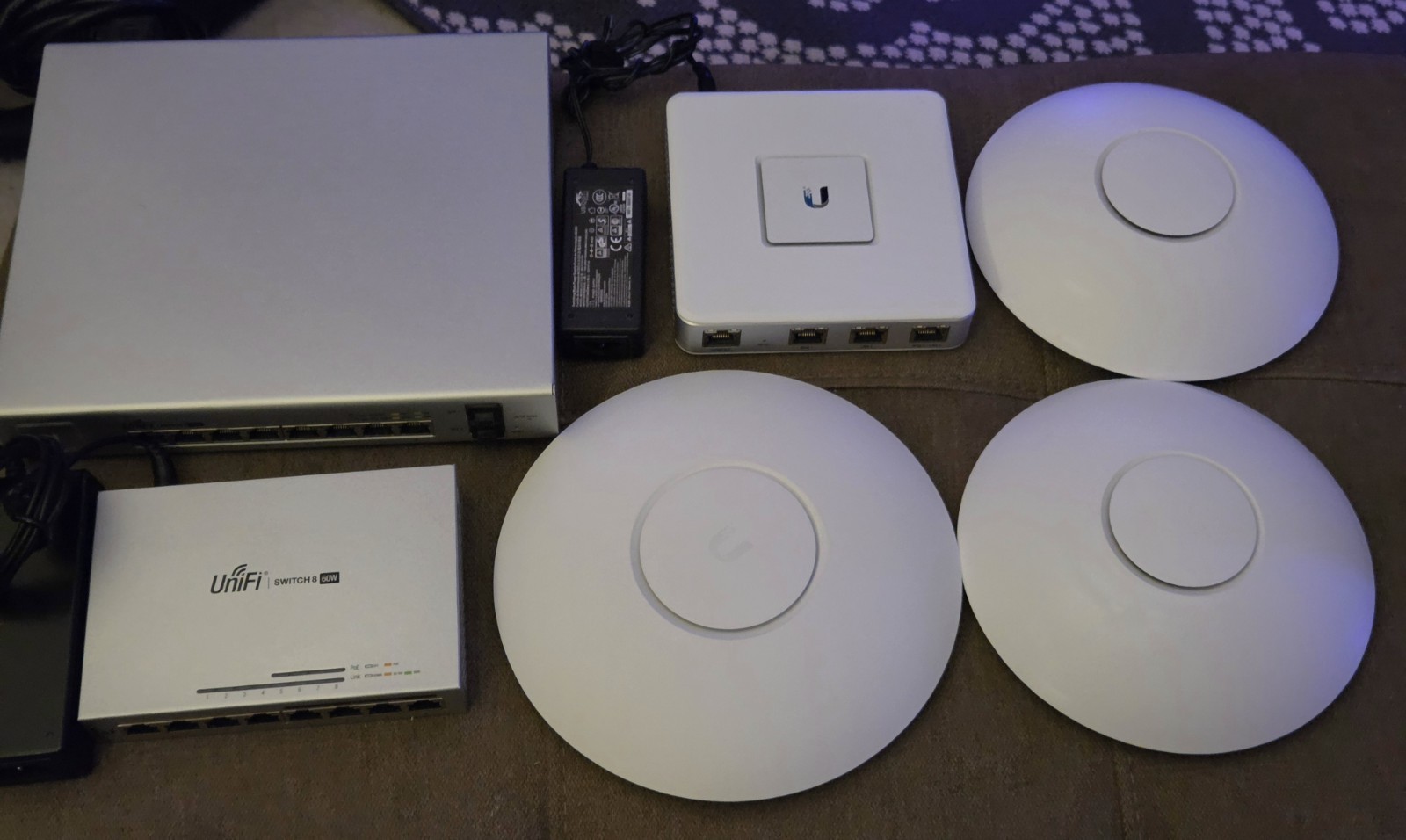Ubiquiti Unifi Network LAB SET 2x  8-Port PoE+ Switch, Gateway, Wireless AP LR