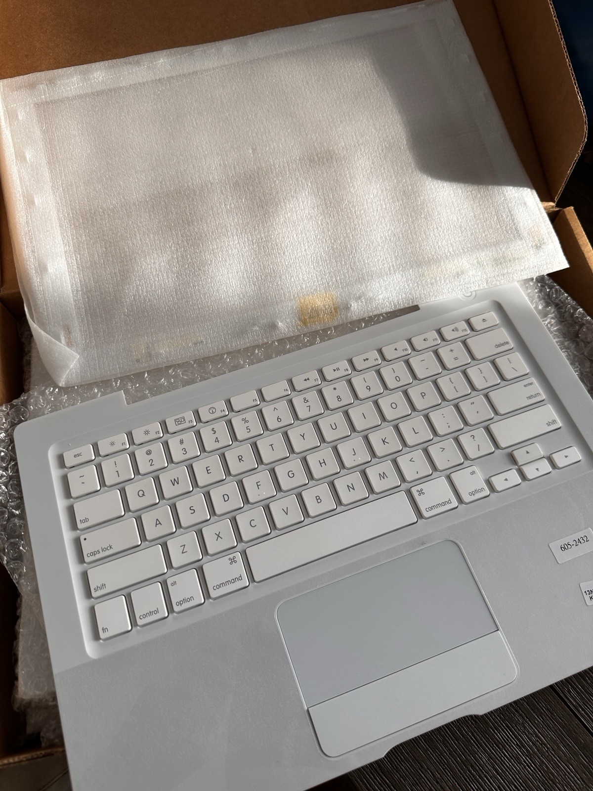 New NOS Apple MacBook 13" Keyboard & Top Case+ Bezel-White 605-2432 A1181