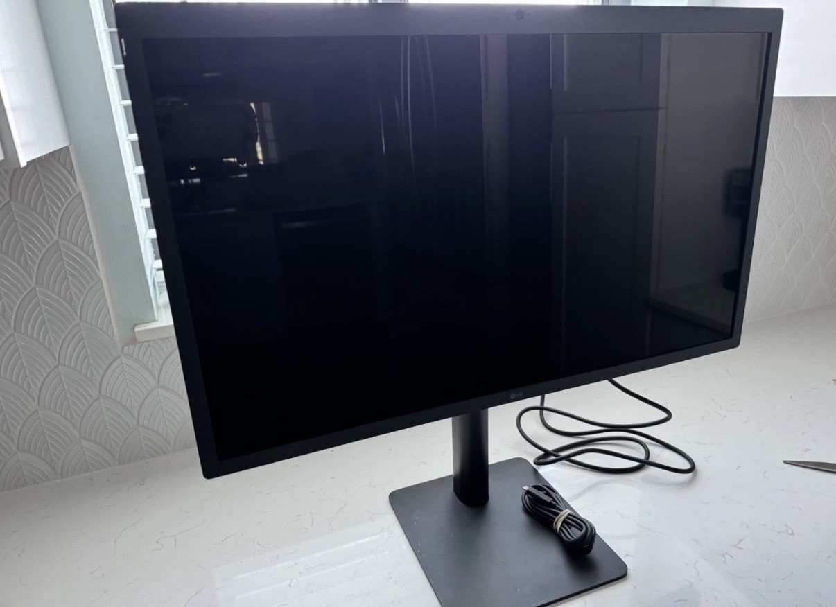 LG UltraFine 27 inch Widescreen LED Monitor - 27MD5KL-B