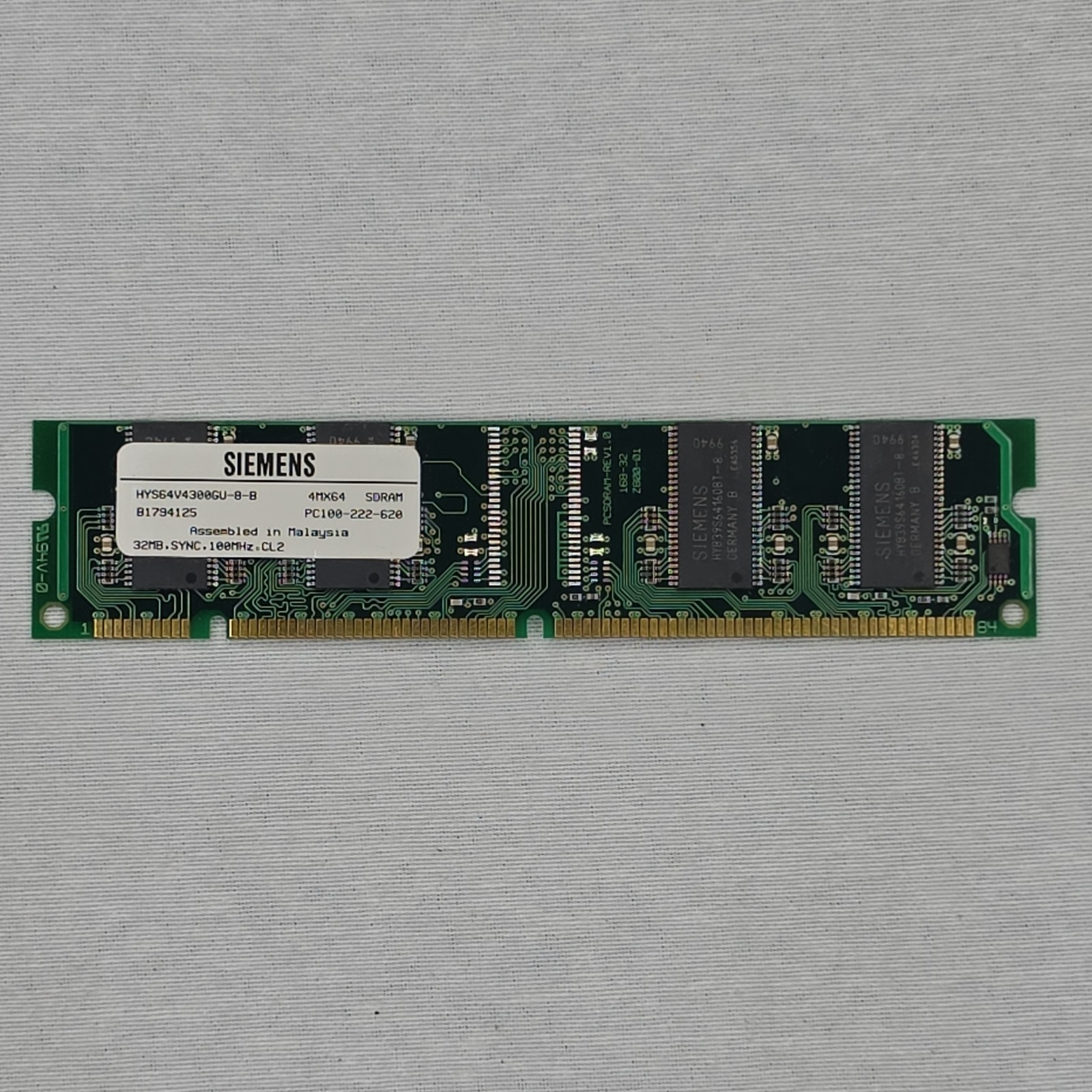 Siemens 32MB SDR SDRAM DIMM PC100 168-Pin 1x32MB HYS64V4300GU-8-B