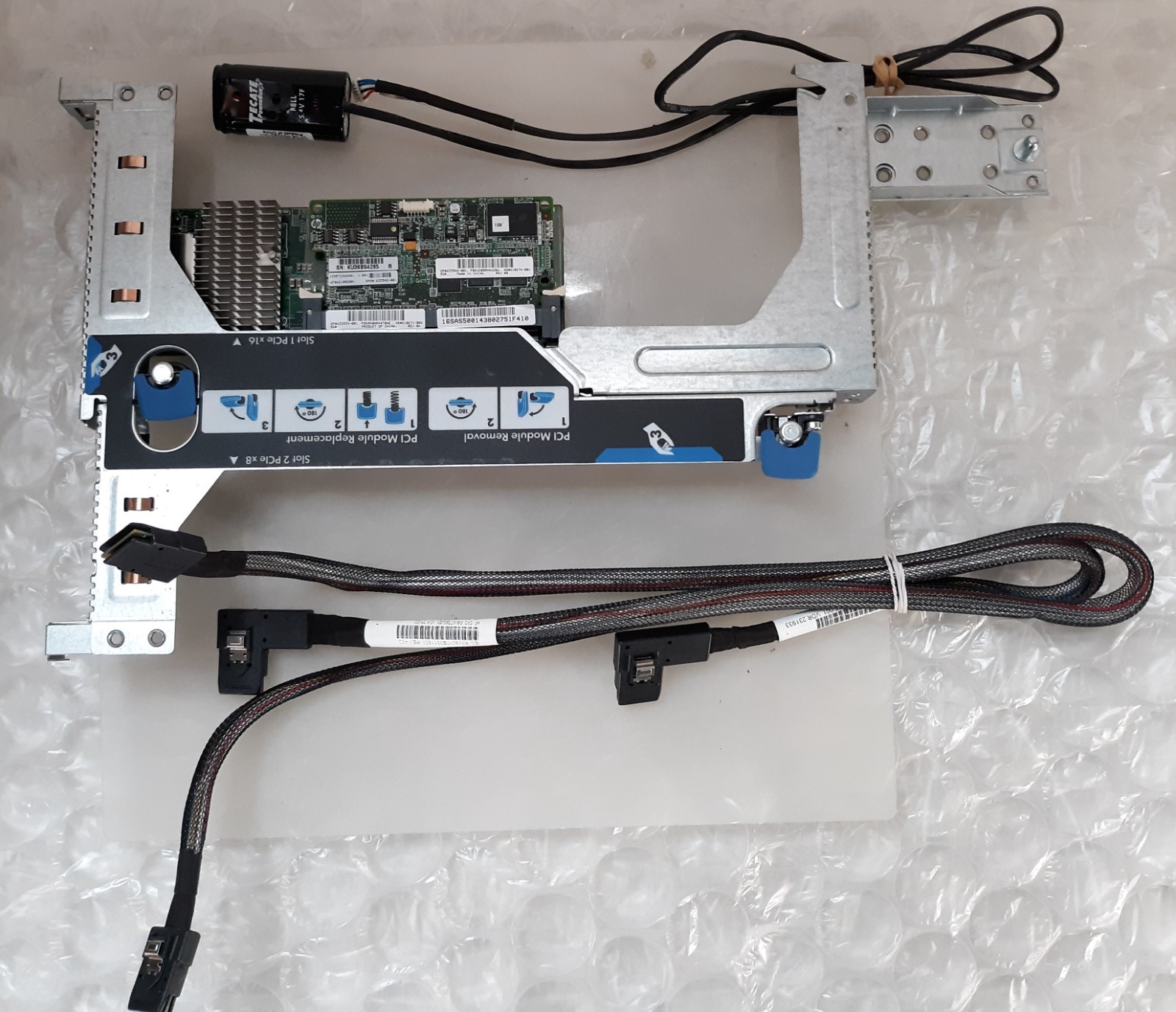 HP ProLiant Bundle 633539 Smart Array 1GB FBWC Batt + PCIe x16 Riser Card Cables