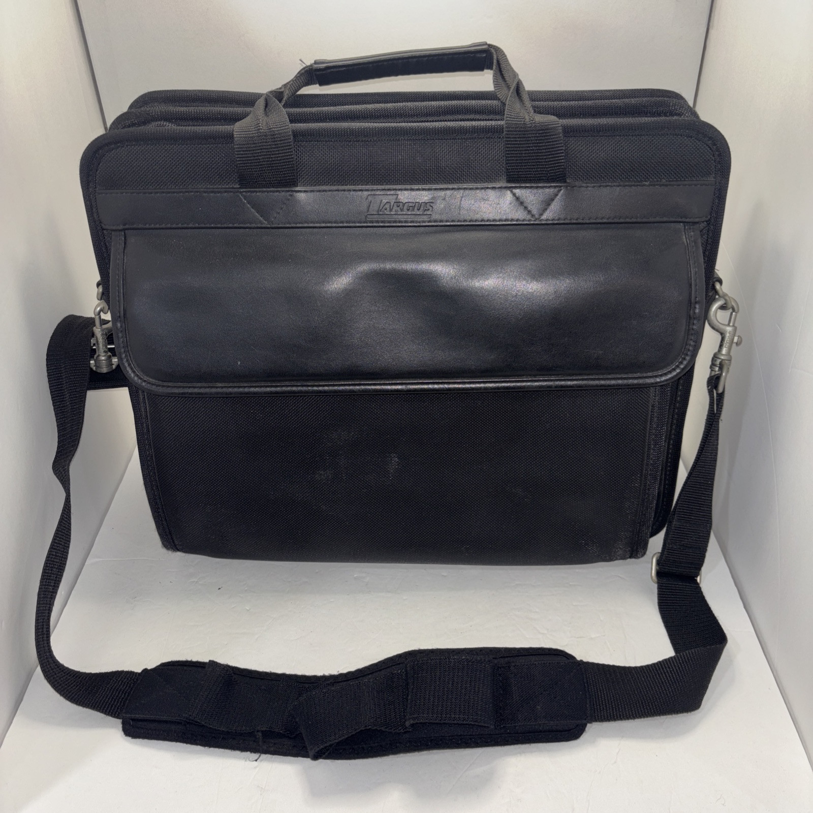 Targus Black Laptop Bag Case Air Notepac Plus TLNP1A with Shoulder Strap