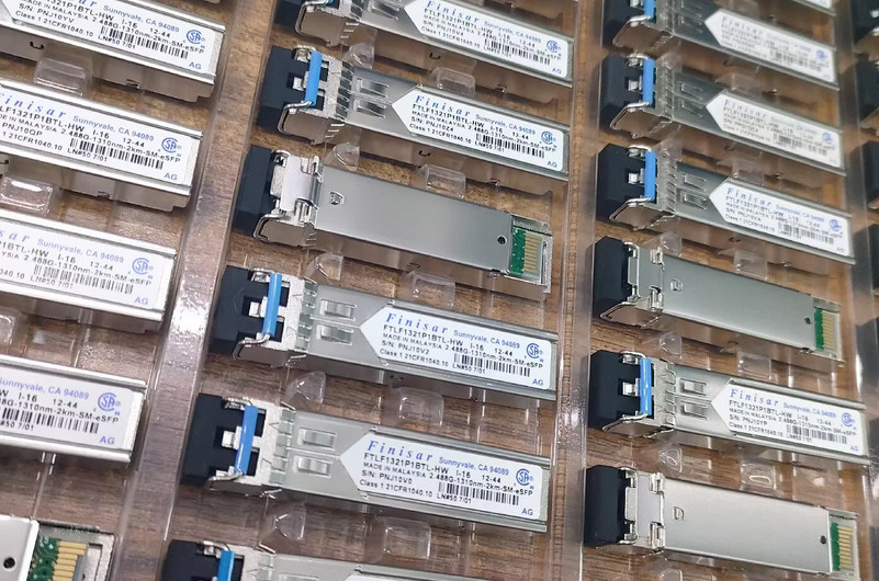 1Pcs Finisar FTLF1321P1BTL-HW 2.488G 2km Single-Mode SFP Transceiver-