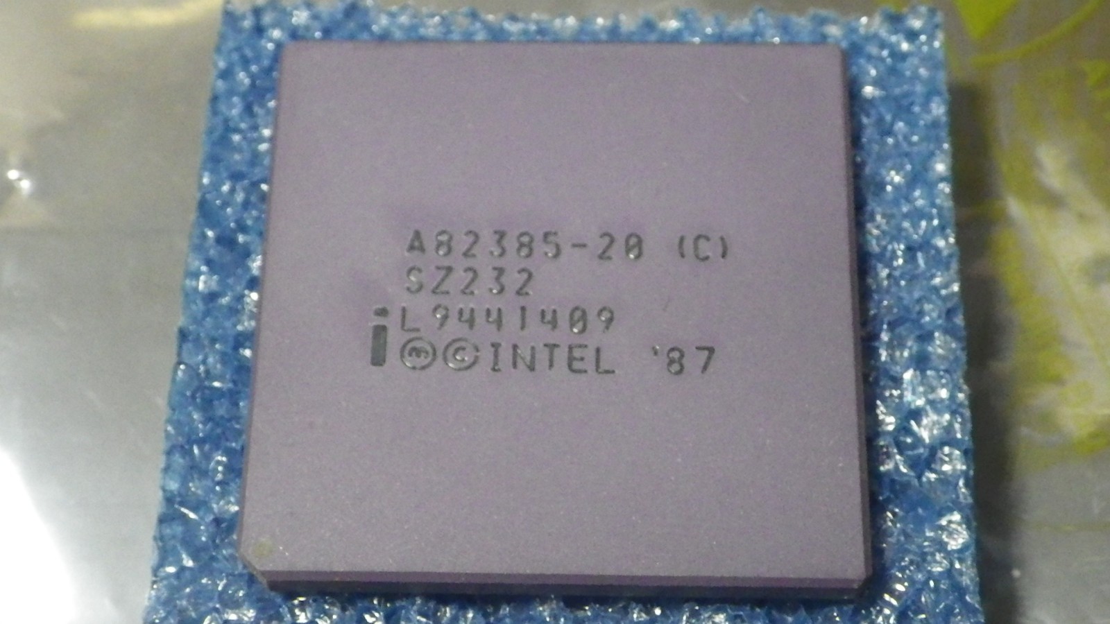 Intel  82385 - 20 (Cache Controller for 80386DX)