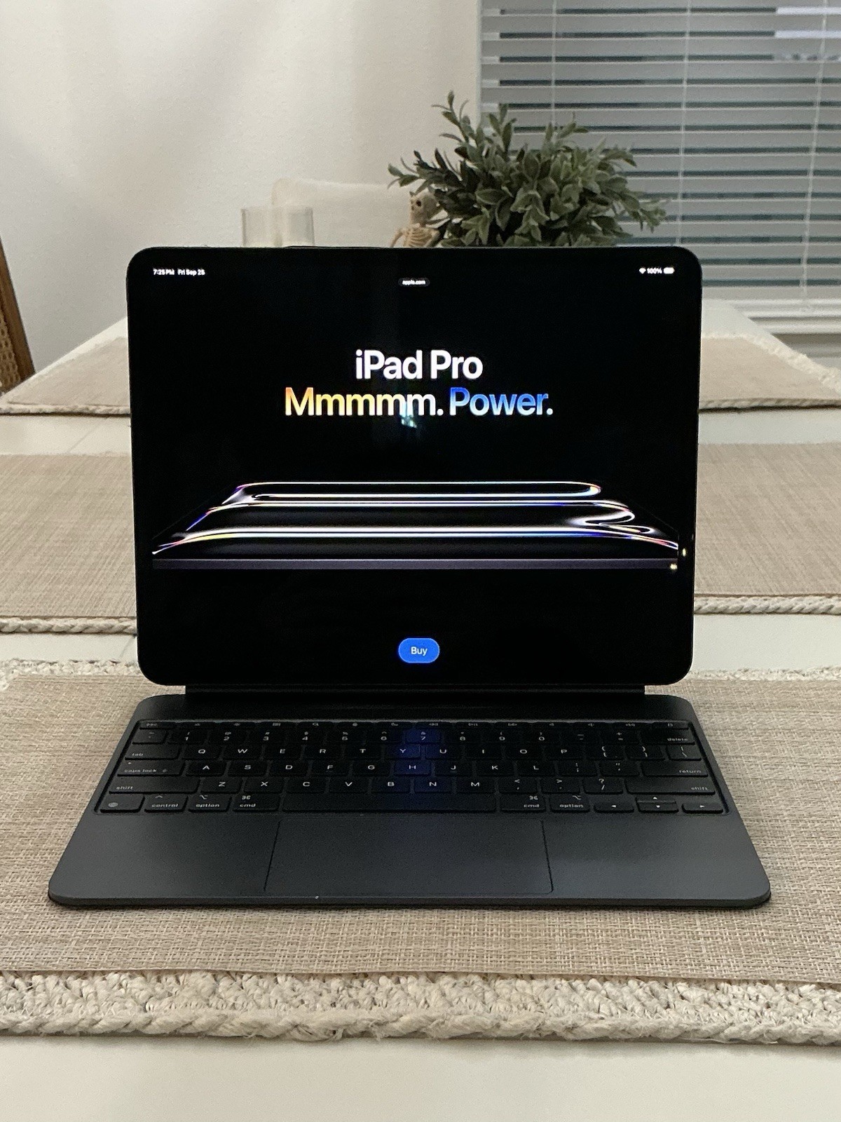 Apple iPad Pro 13” • M4 • 256GB • Cellular • 96% Battery • Magic Keyboard