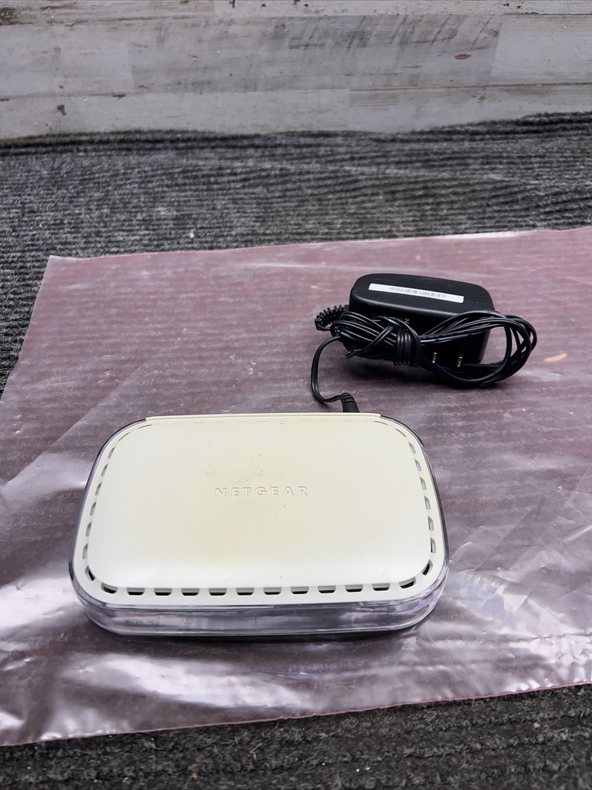 Used Netgear GS605 v4 5 Port 10/100/1000m Switch - With Power Adapter