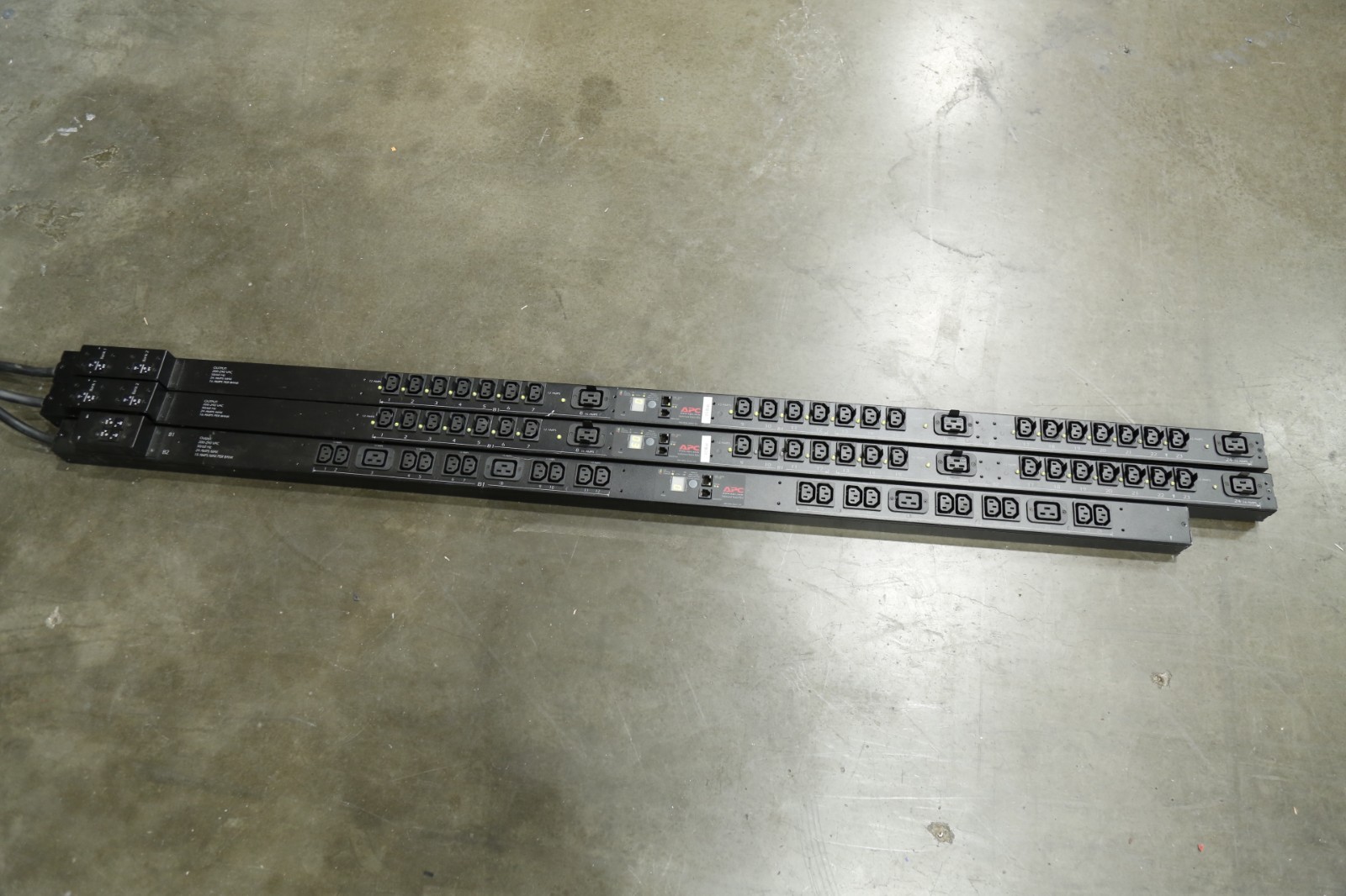 Lot of 3 APC AP7941/ AP7841  L6-30P Rack PDU, C13, C19, 24 Outlet 200-208V 30A