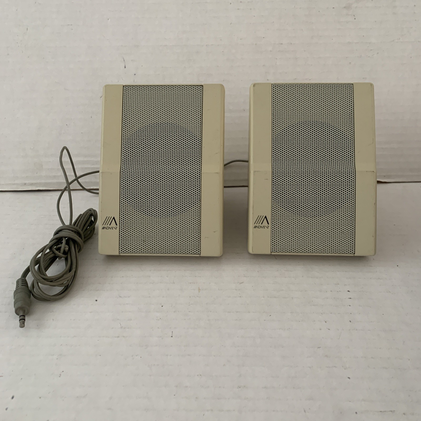 Vintage Advent Mini Computer Speakers 3.5mm Jack Beige 4 1/4 Tall