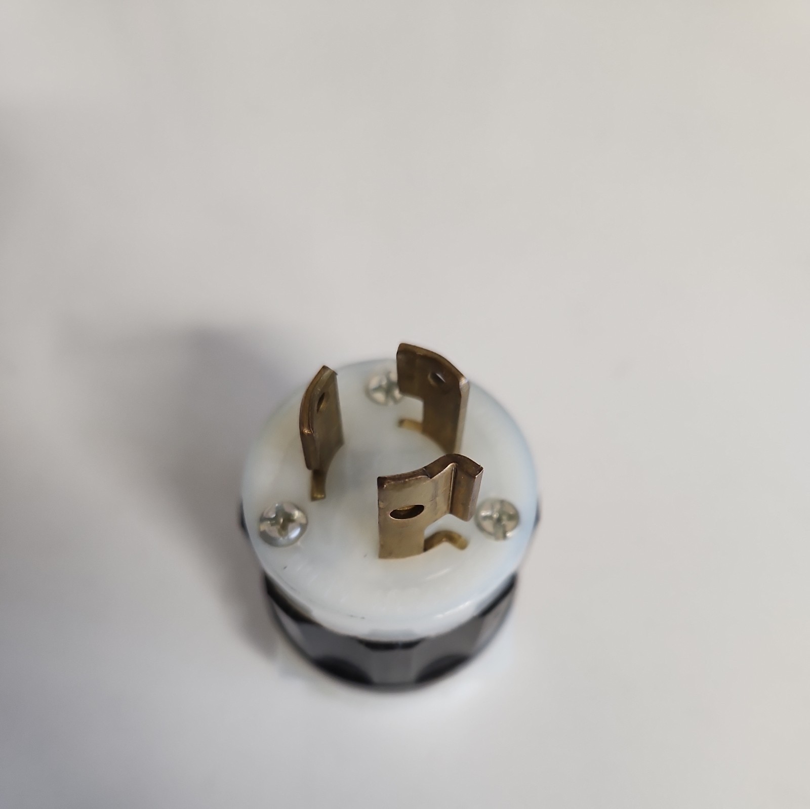 Leviton Locking Plug 4570-C, NEMA L6-15P, 15 Amp 250 Volt
