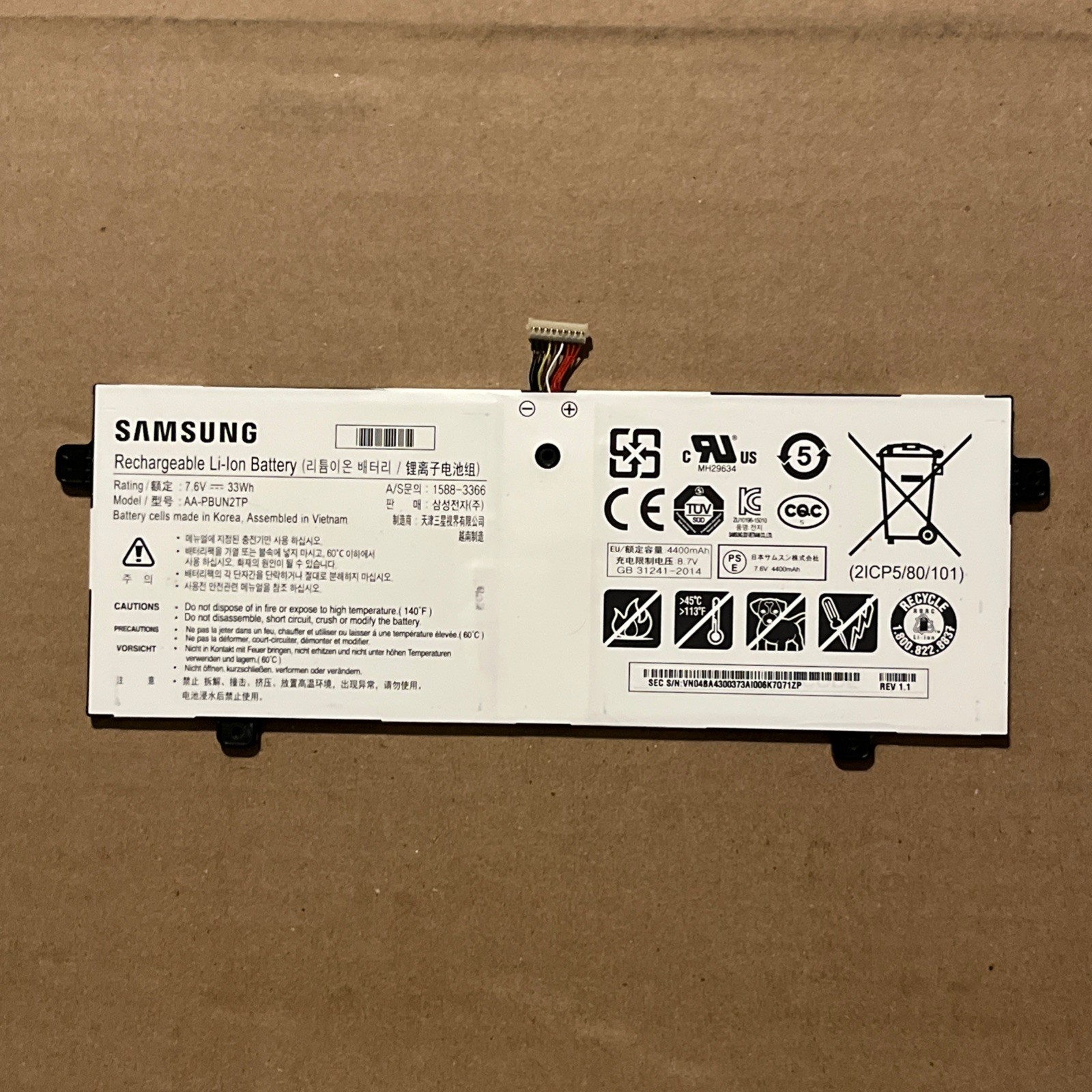 Genuine Samsung AA-PBUN2TP Battery 33Wh 7.6V OEM White — Excellent Condition