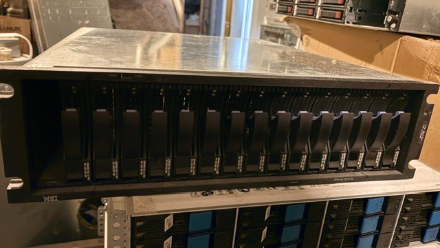 IBM System Storage DS4000 EXP810 Storage Expansion #1812-81H W/DRIVES