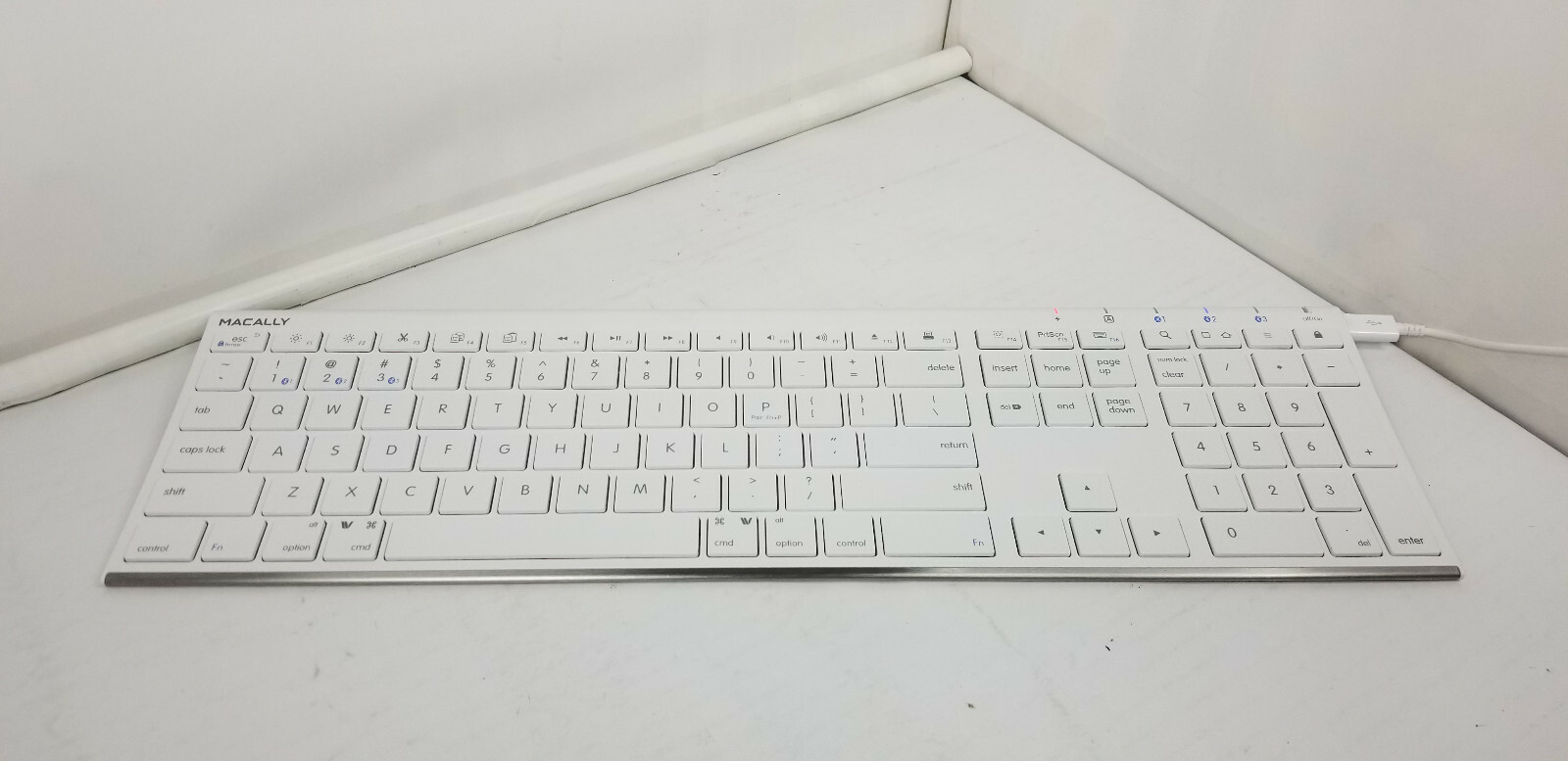 Macally Quick Switch Bluetooth Keyboard for Three Devices ~ Tested Great Cond