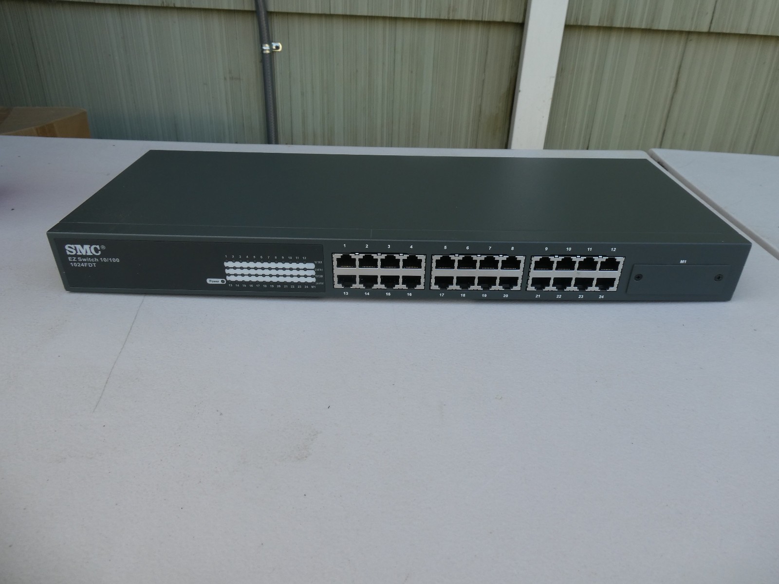 🍀 NICE WORKS GREAT LOT SMC SMC-EZ1024FDT 24-Port Ethernet Switch RJ-45 10/100