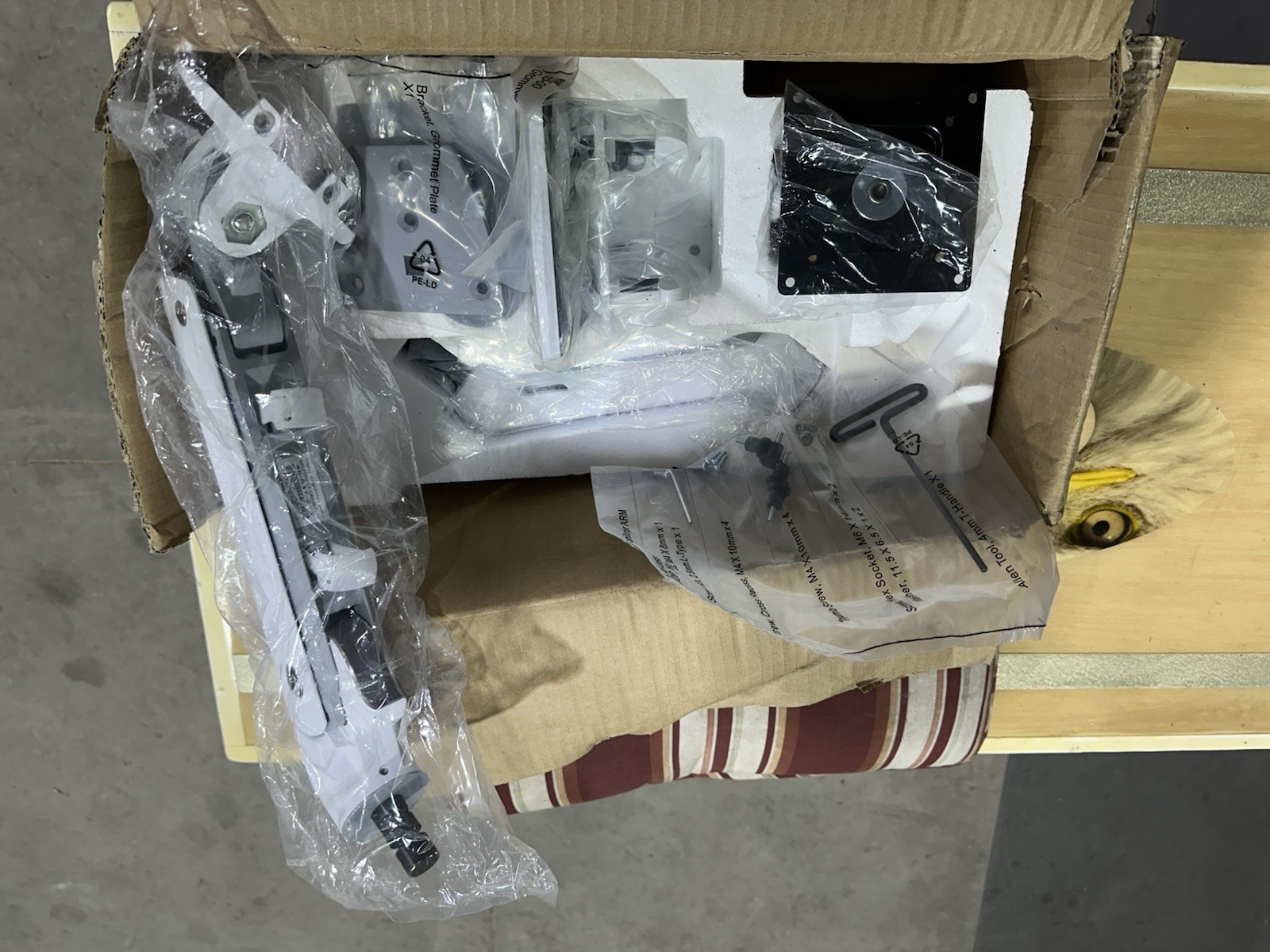 Ergotron HX Desk Mount Monitor Arm HD Pivot Full Motion 49in White 45-647-216