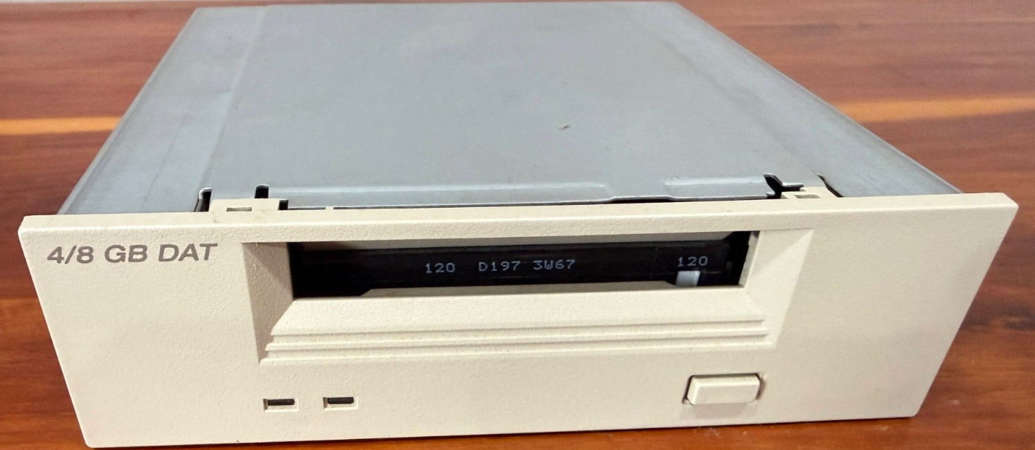 Vintage Compaq C1539-00485 4/8GB DAT Internal SCSI Tape Drive - 8 tapes included